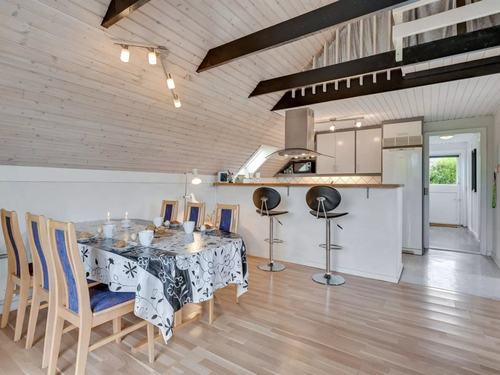 "Earline" - 900m to the fjord-Drinnen