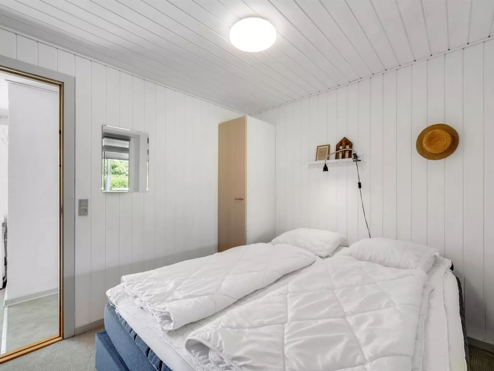 "Knag" - 800m to the fjord-Dedans