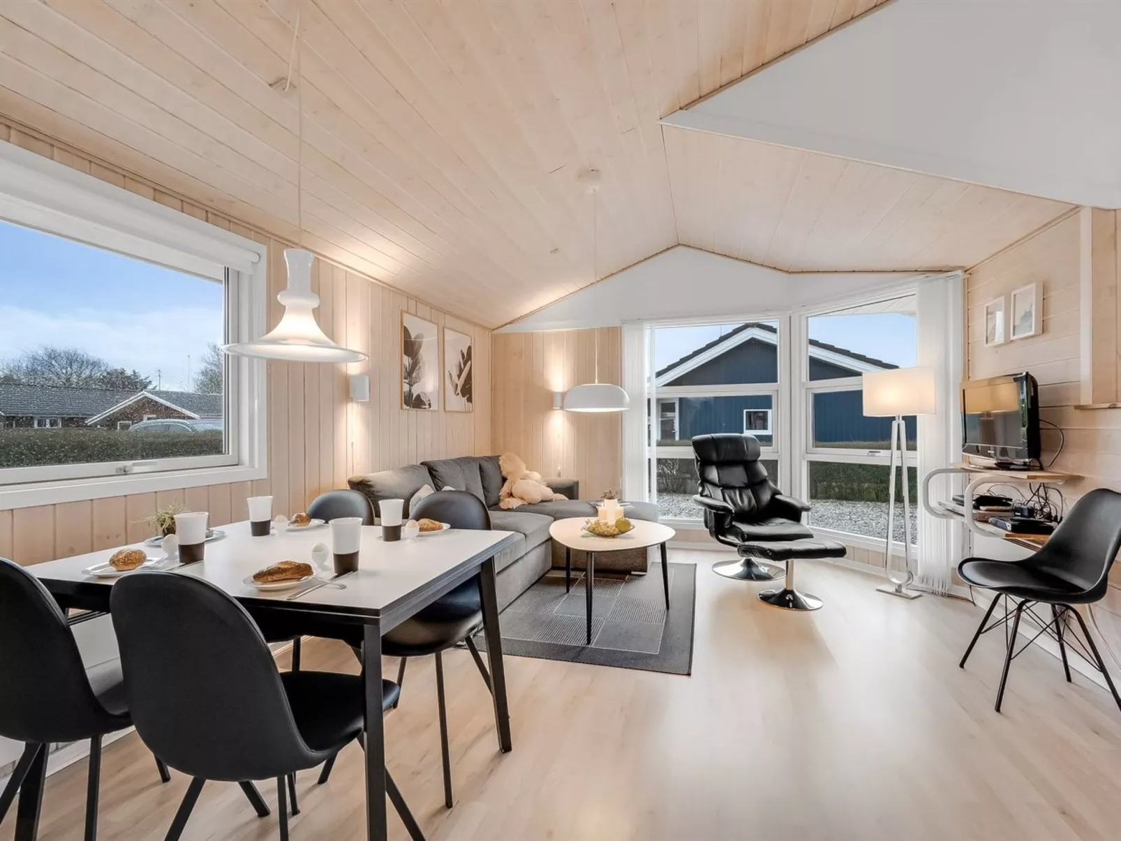 "Marten" - 1.2km to the fjord-Inside