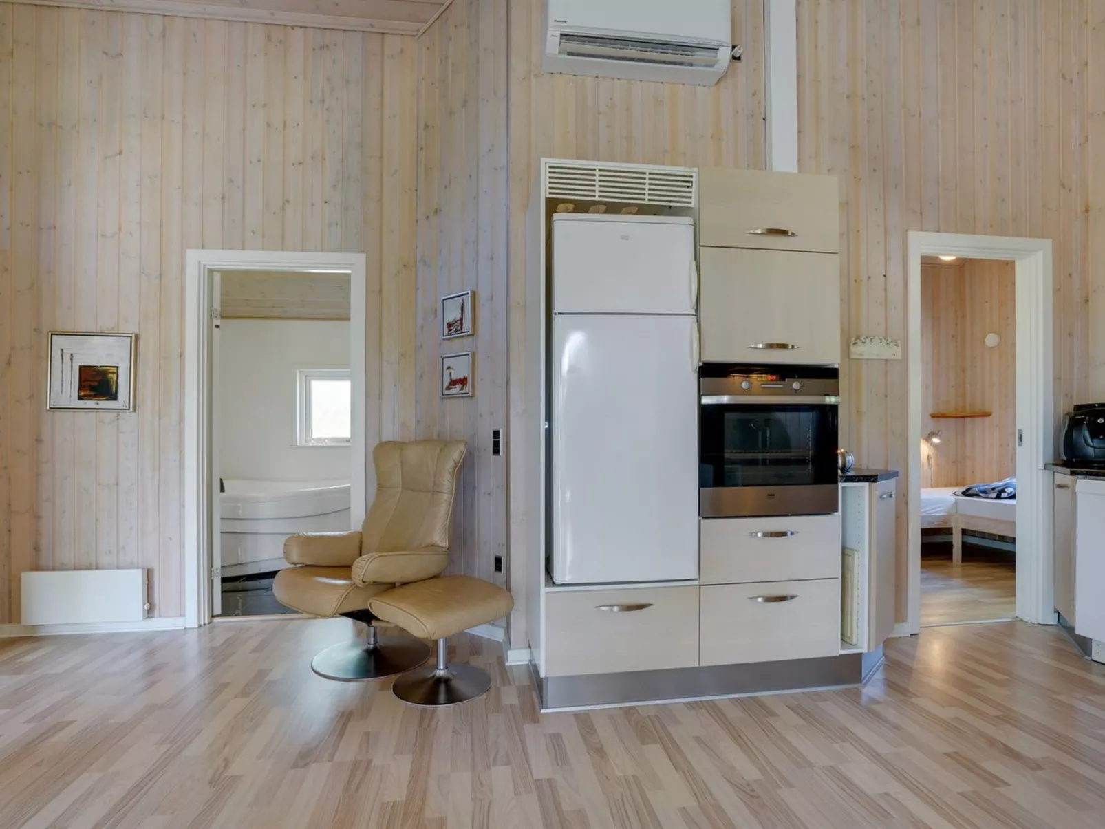 "Ebbi" - 36km from the sea-Inside