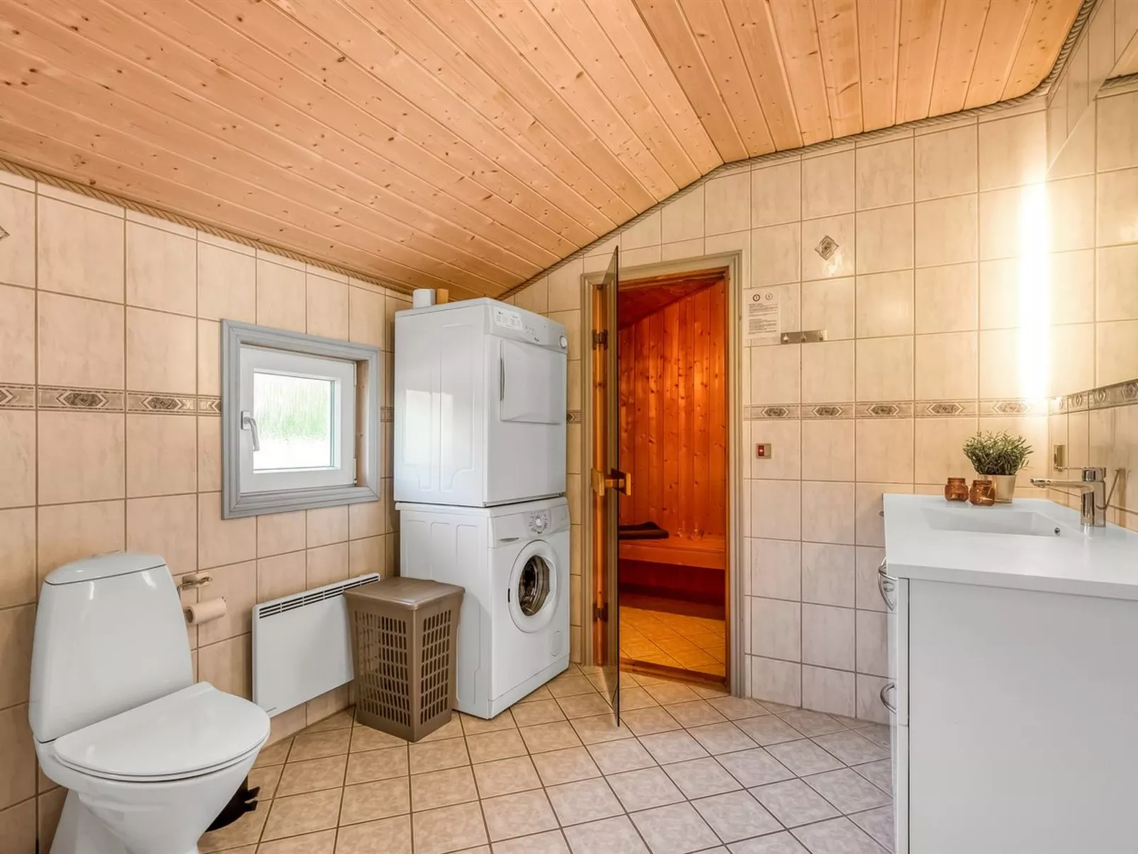 "Robertha" - 800m to the fjord-Dedans