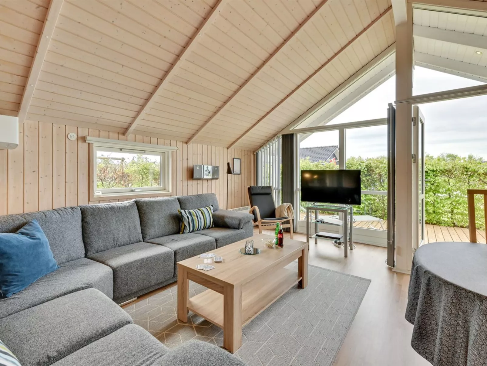 "Binna" - 1.2km to the fjord-Drinnen