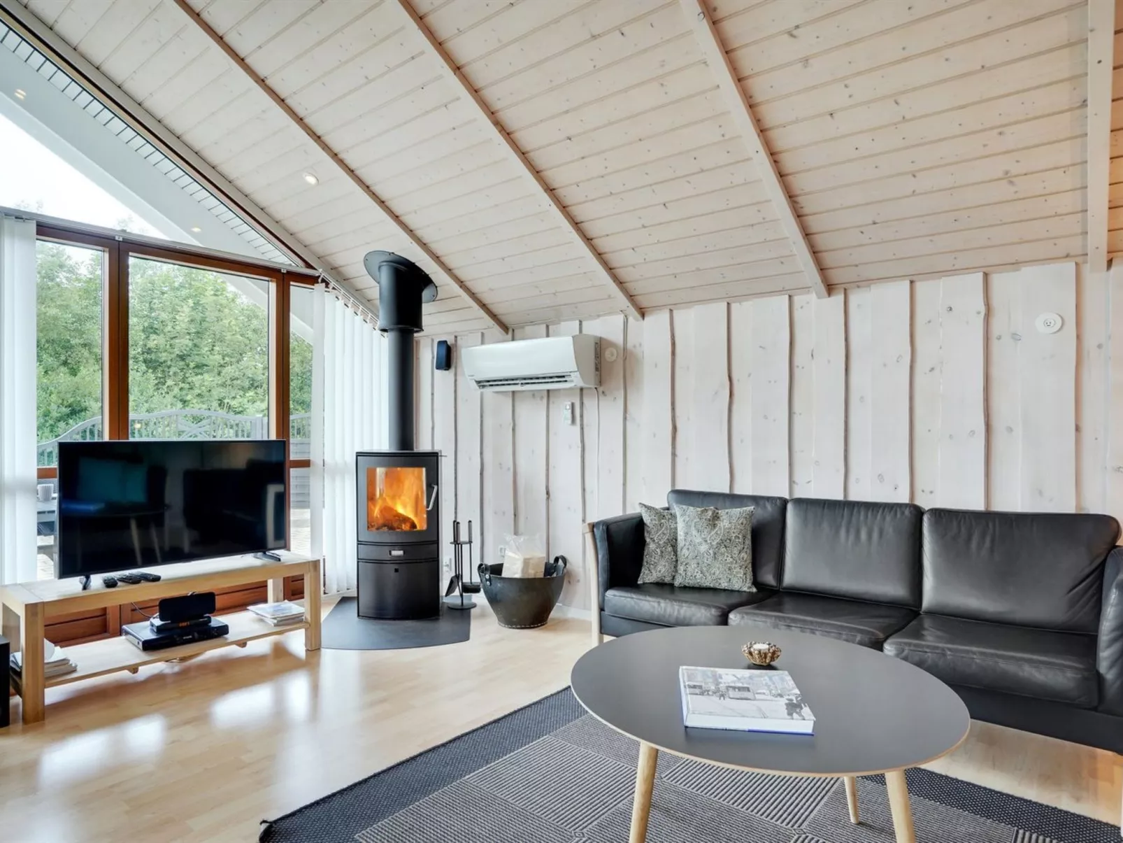 "Chermeine" - 1.2km to the fjord-Inside