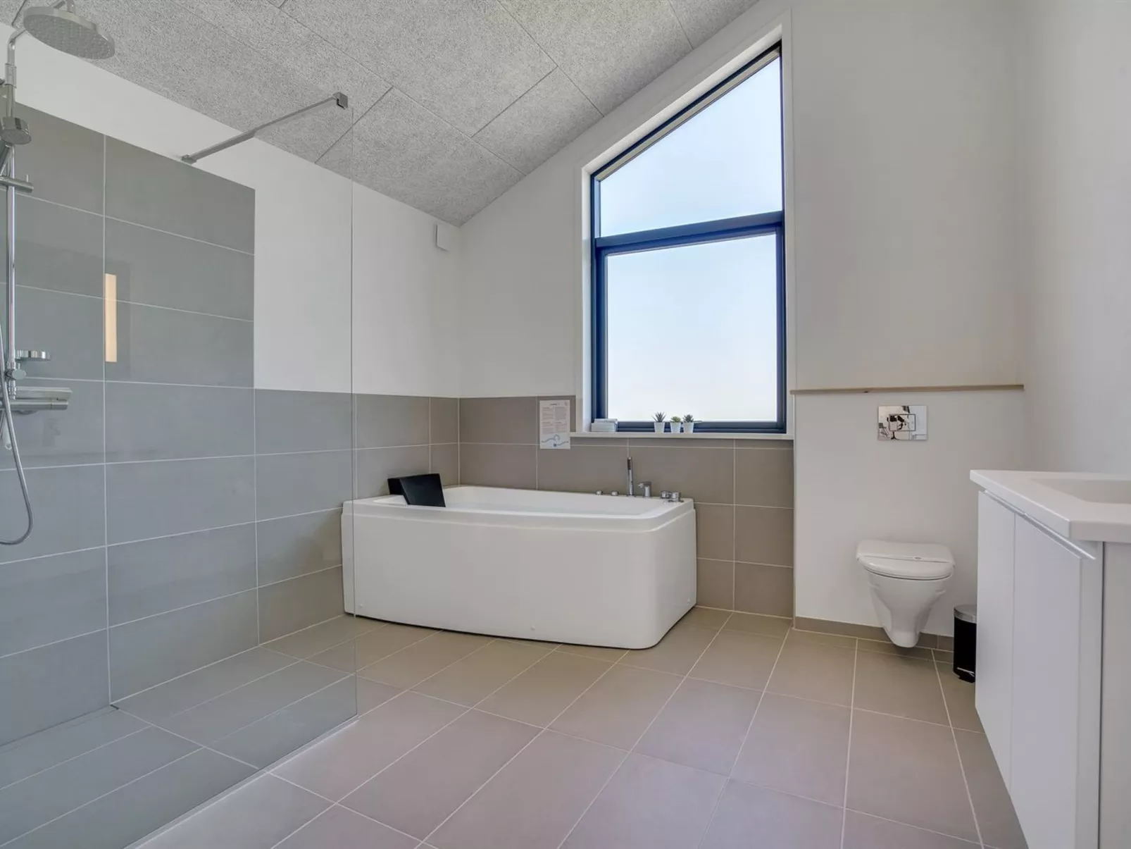 "Bentine" - 1.6km from the sea-Drinnen