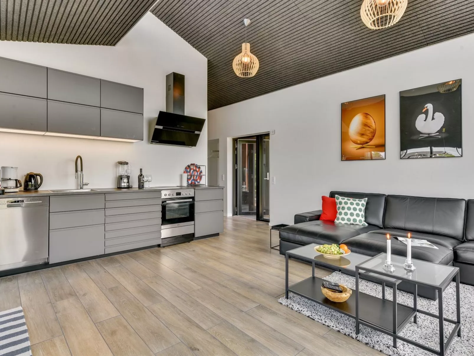 "Emilie" - 250m to the fjord-Drinnen