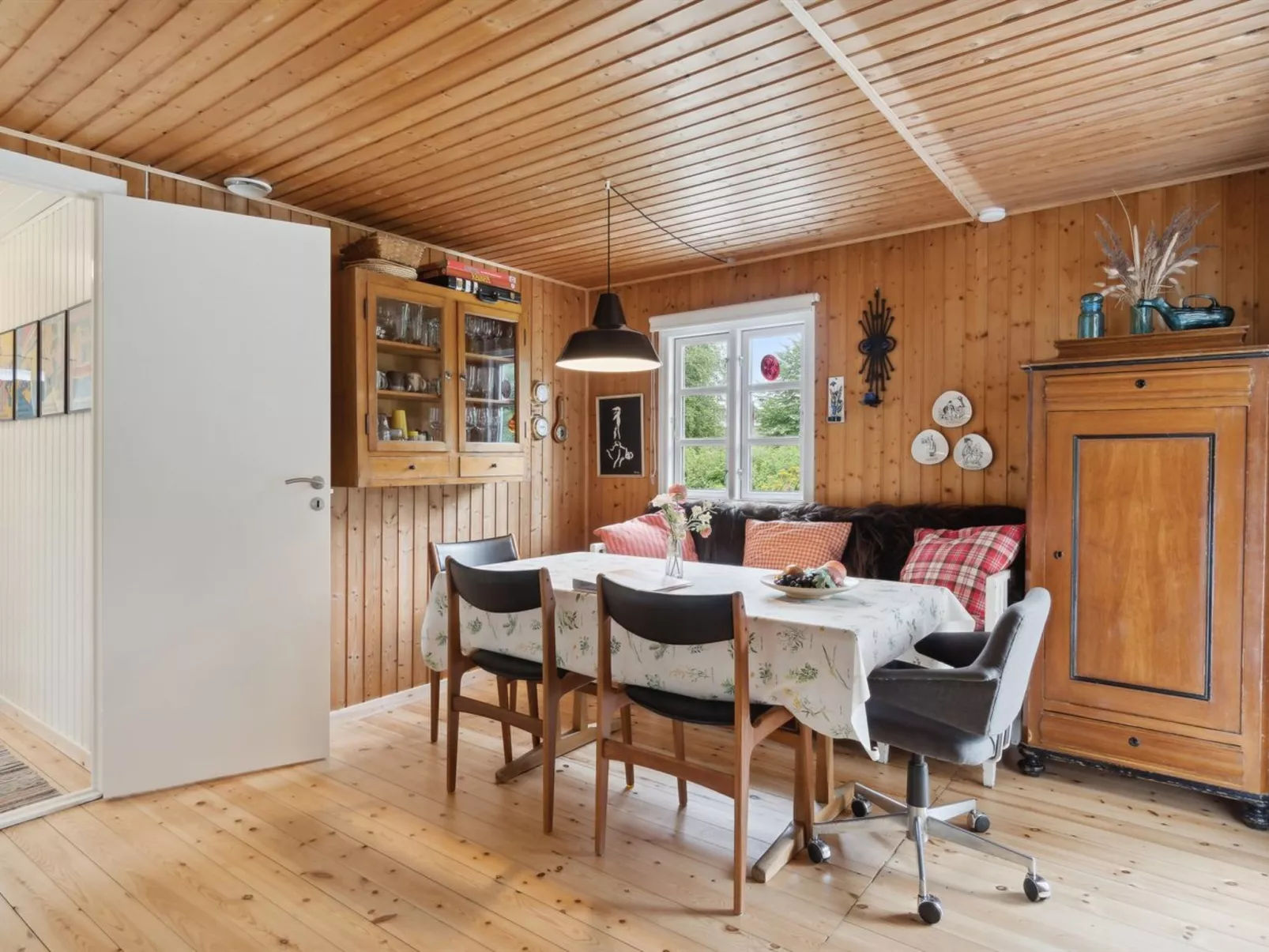 "Gunlög" - 1.3km from the sea-Inside