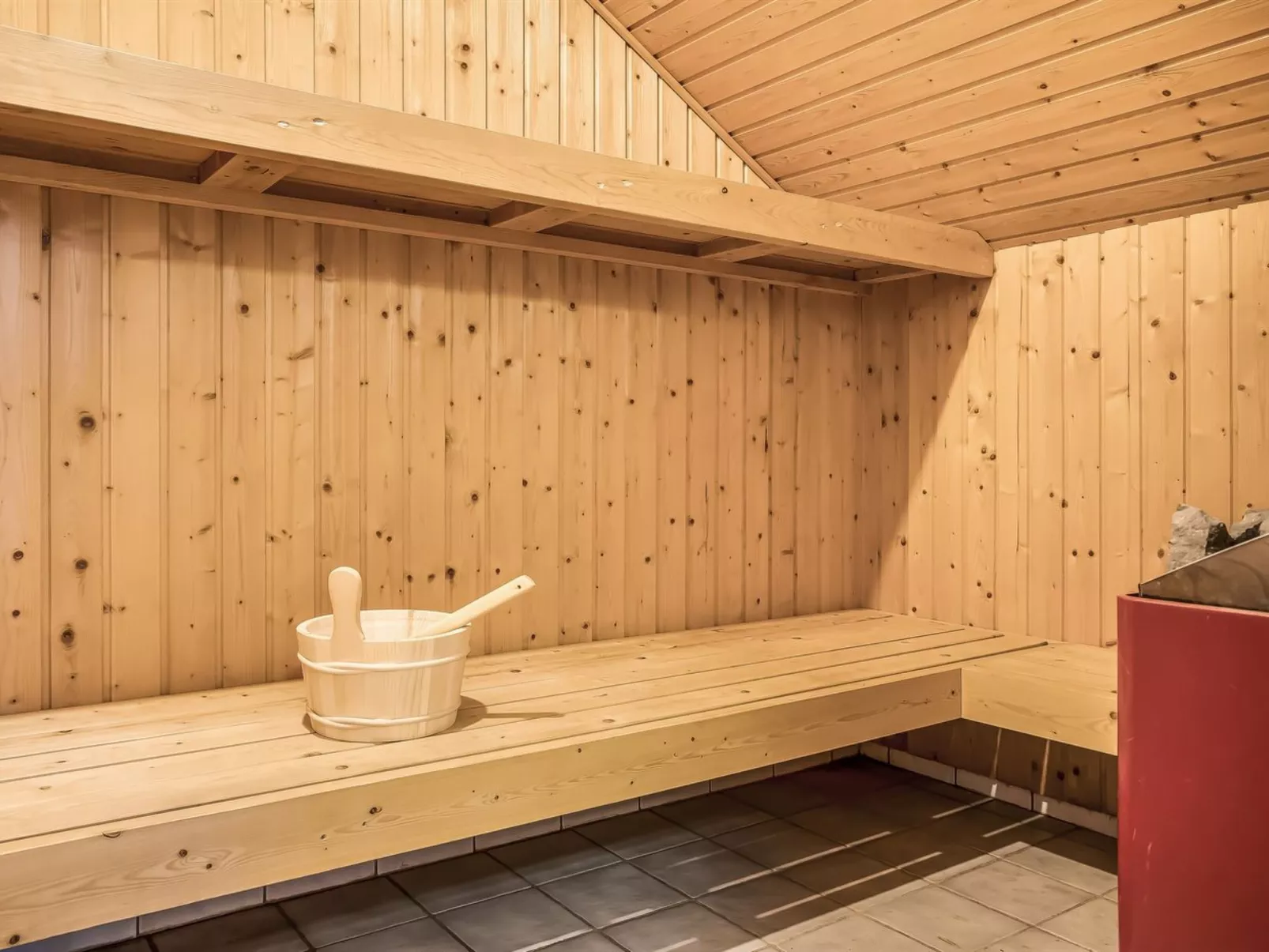 "Iida" - 100m from the sea-Drinnen