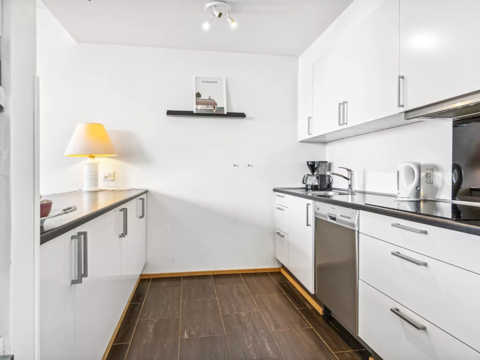 "Kimi" - 100m from the sea-Inside