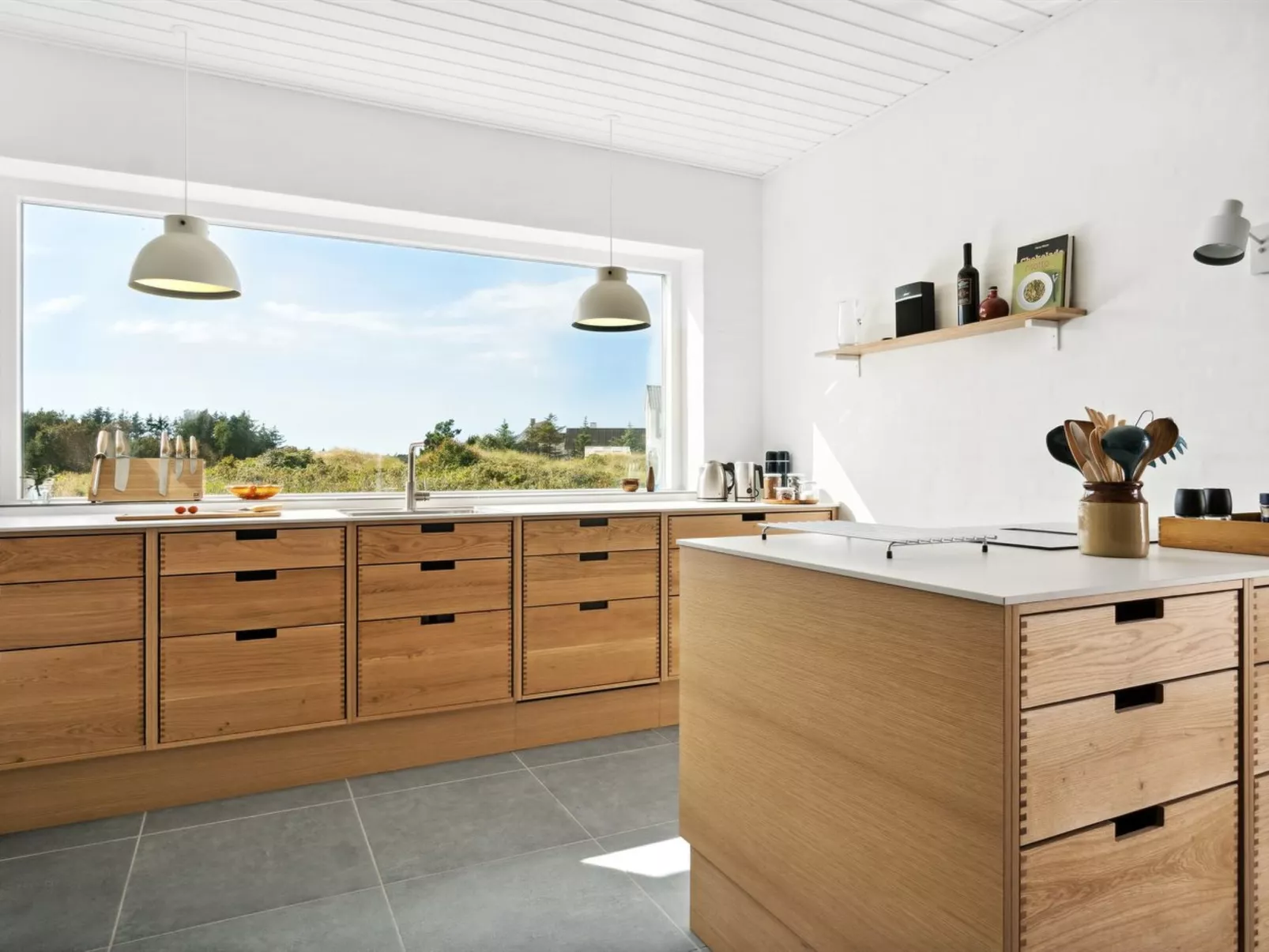 "Yakari" - 1km from the sea-Inside