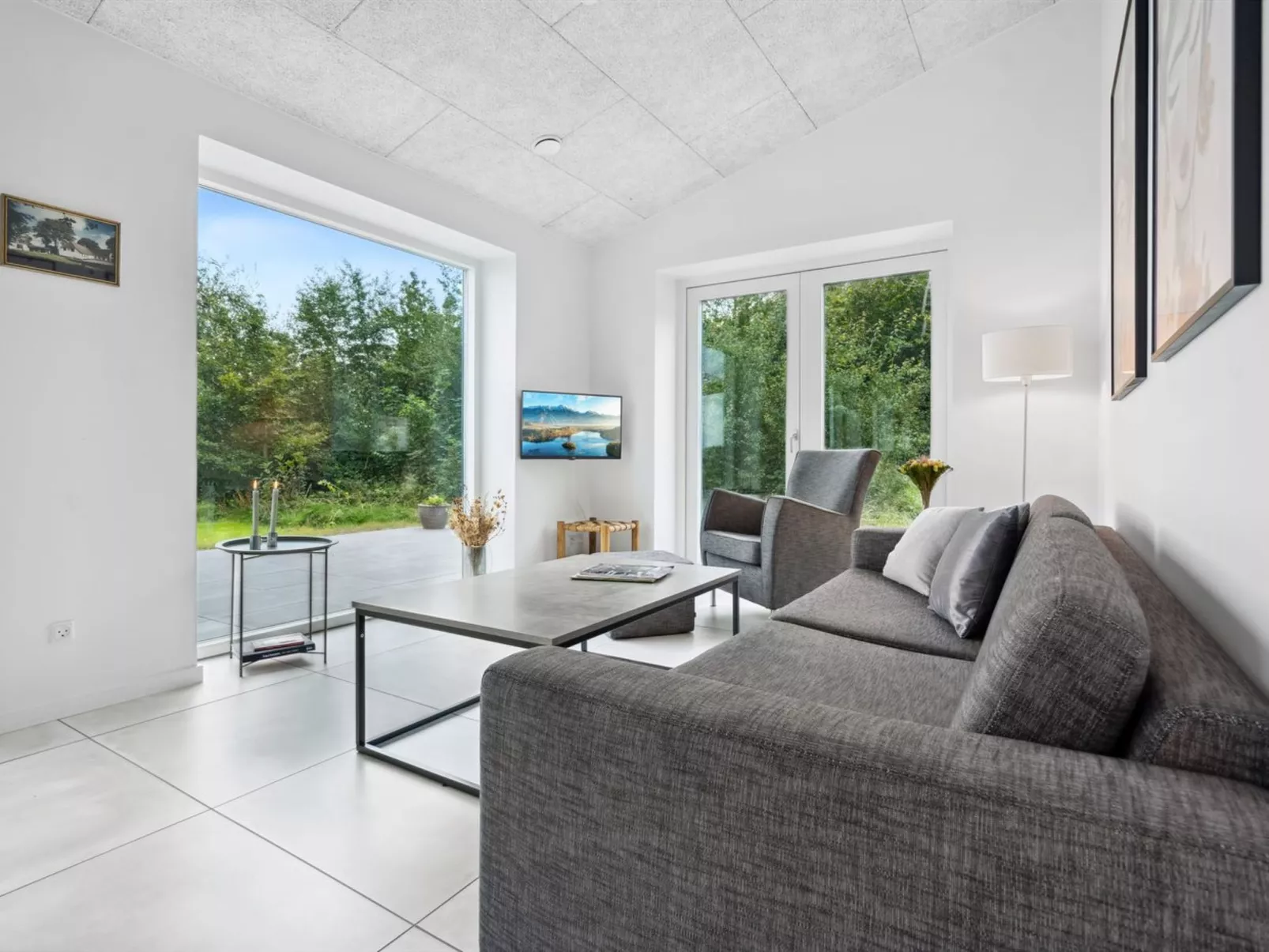 "Landuin" - 30km from the sea-Inside