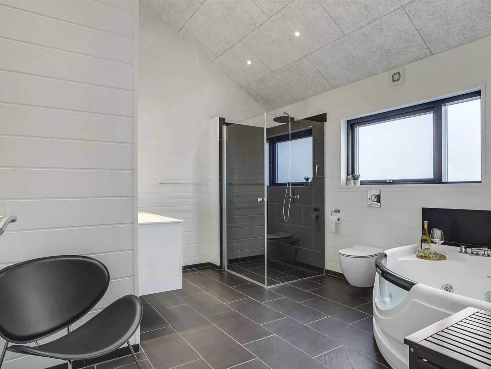 "Jonne" - 200m to the fjord-Drinnen