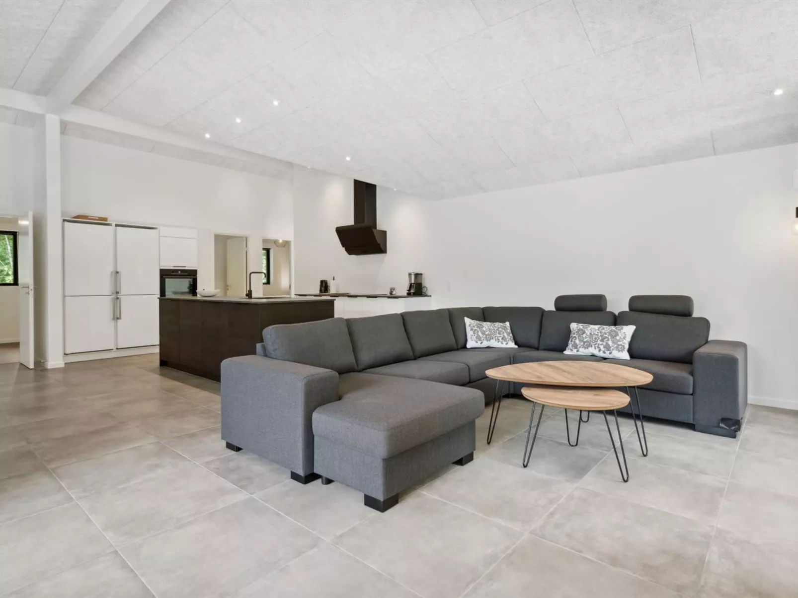 "Robert" - 30km from the sea-Inside