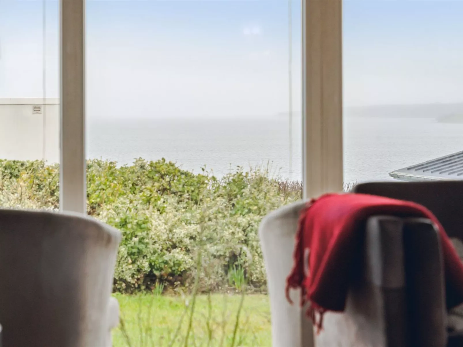 "Ormar" - 100m to the fjord-Drinnen