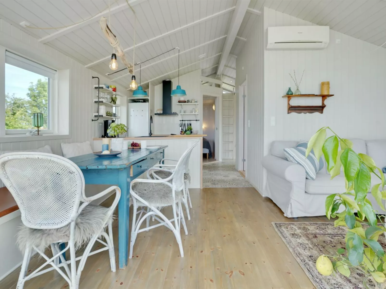 "Liutulf" - 40m from the sea-Inside