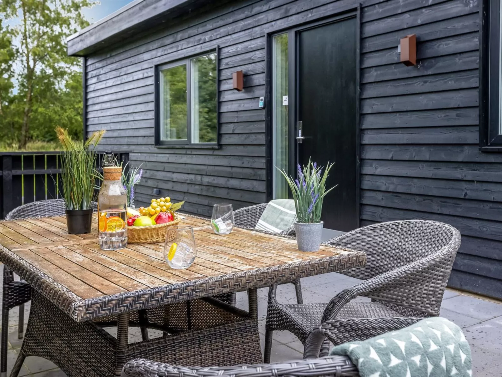 "Scalli" - 1.5km to the fjord-Outside