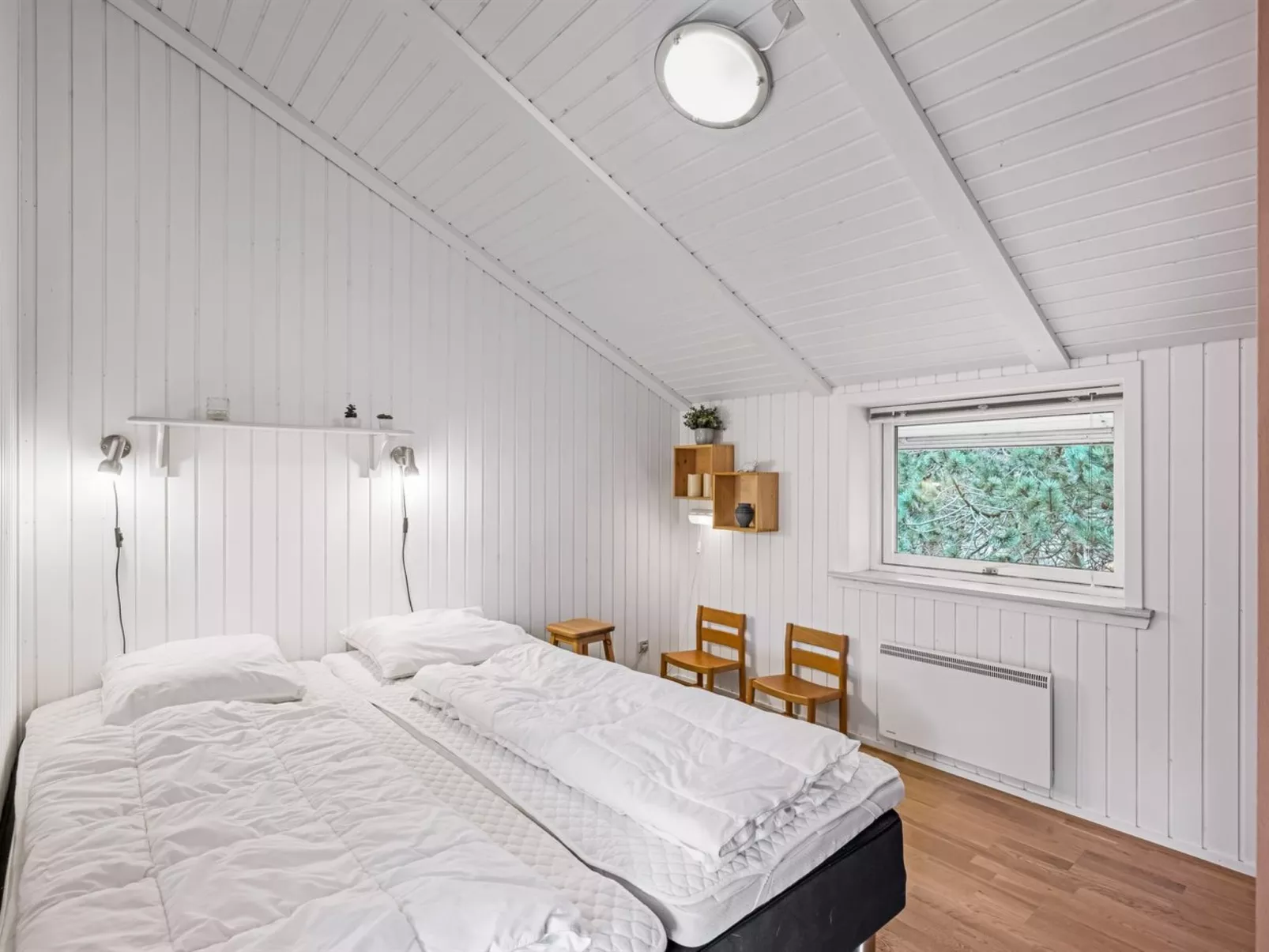 "Orm" - 2.3km from the sea-Drinnen