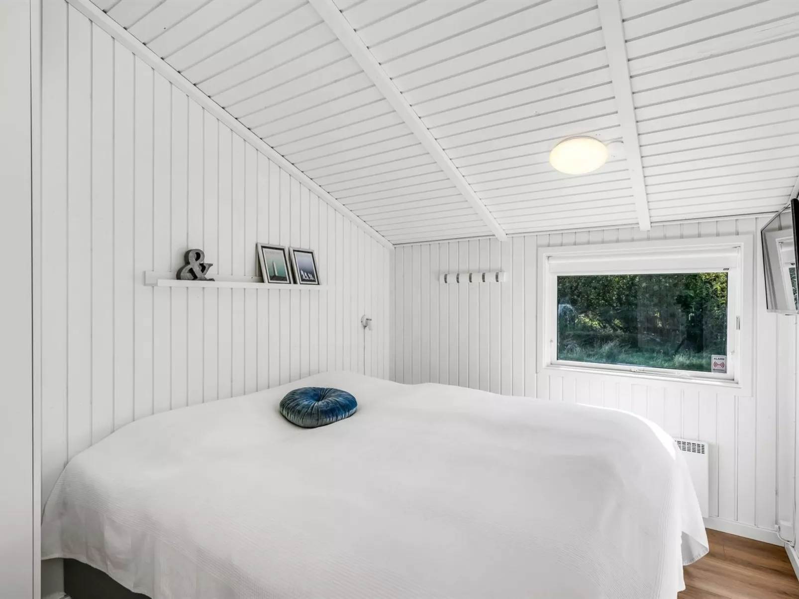 "Eirik" - 2.5km from the sea-Inside