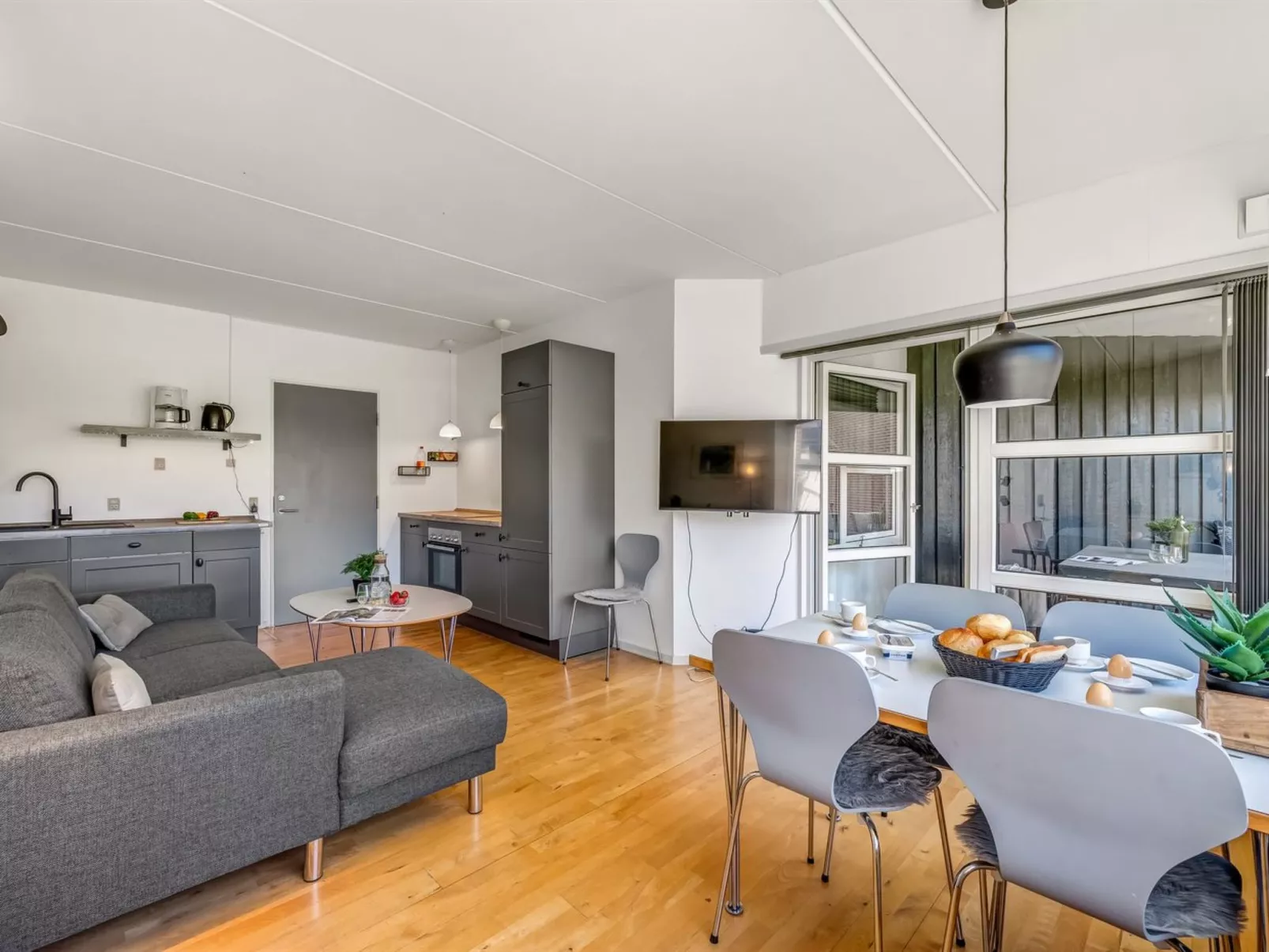 "Akai" - 100m from the sea-Dedans