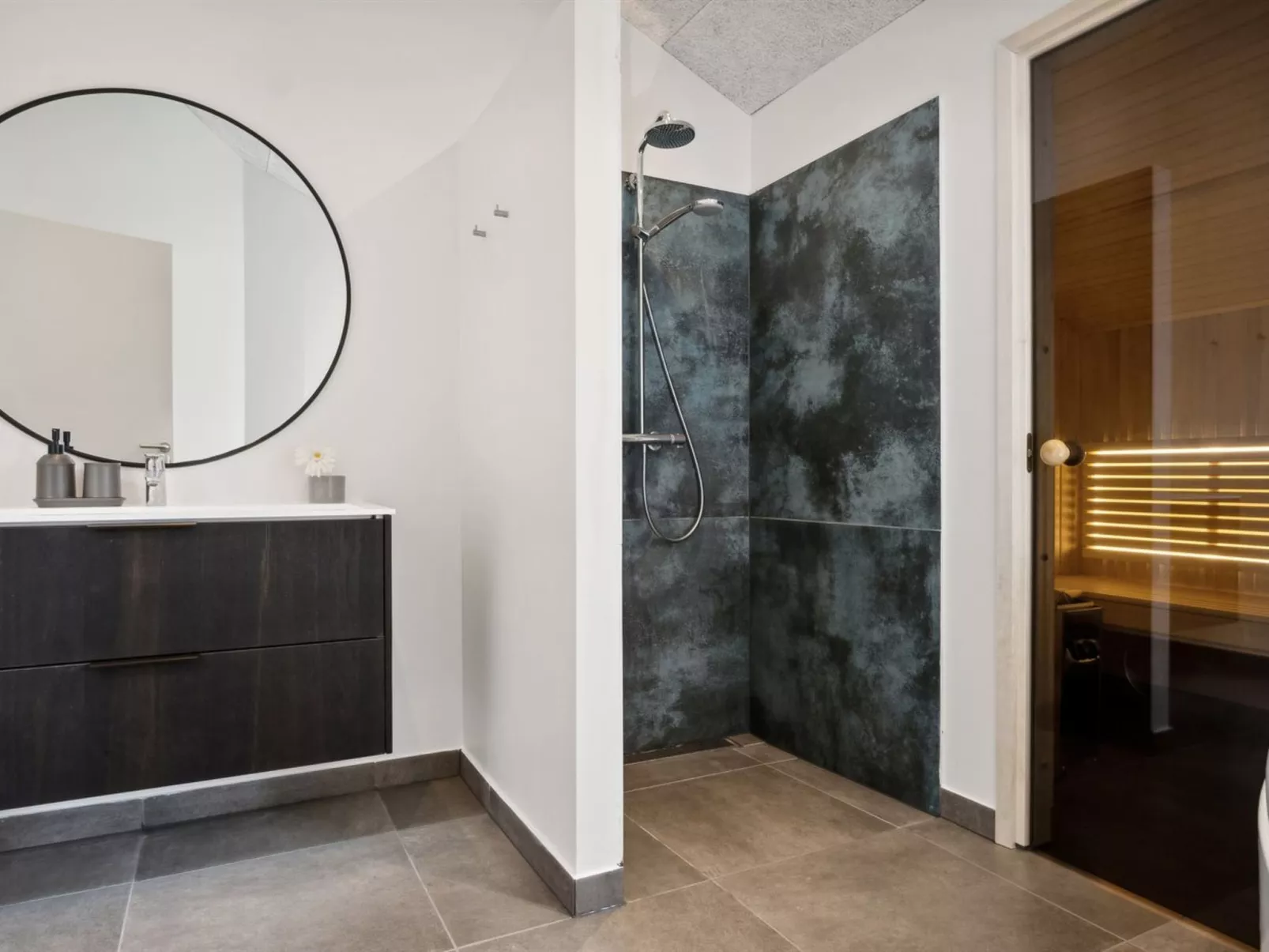 "Stygg" - 75m from the sea-Inside