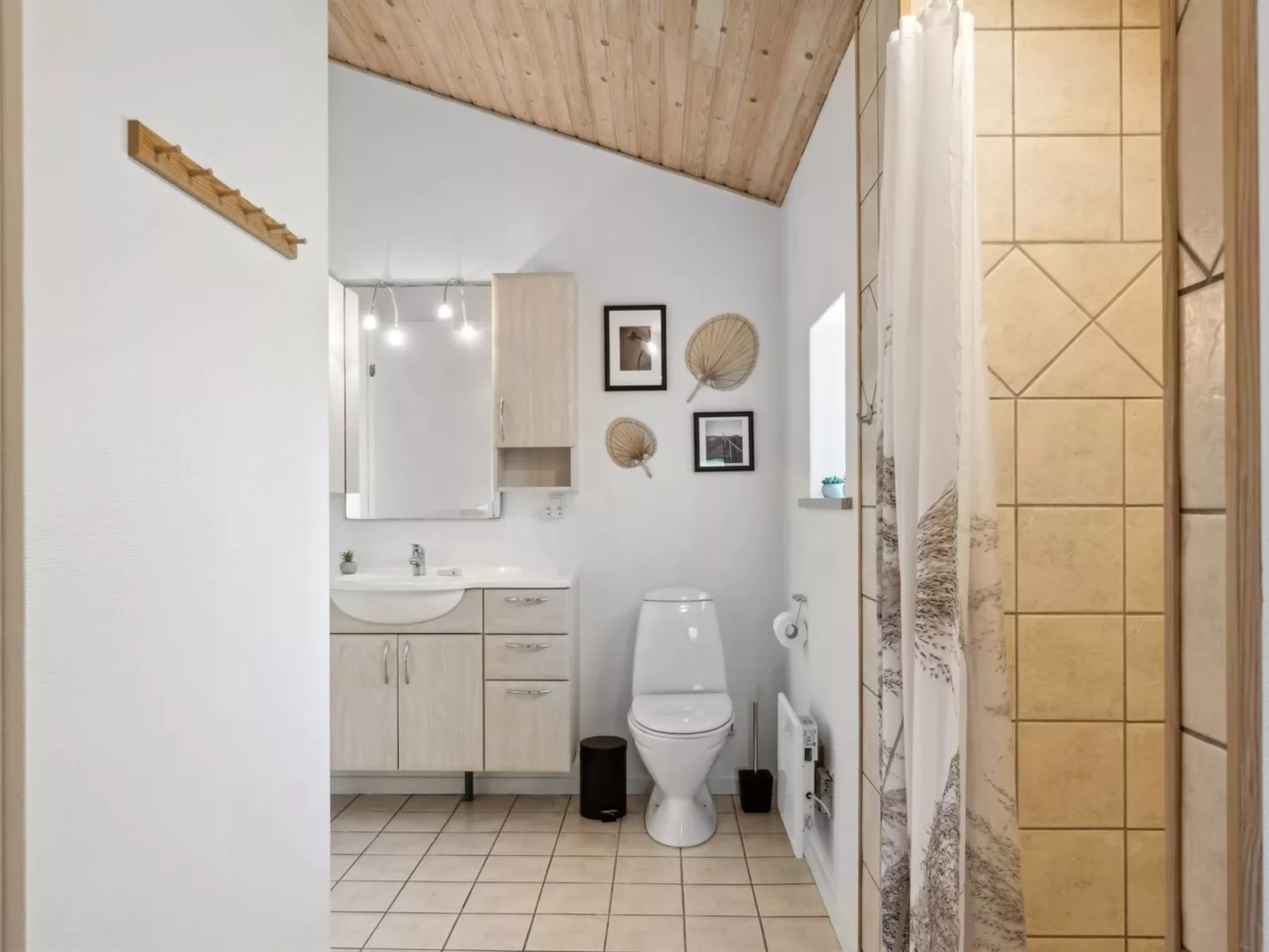 "Sheemen" - 900m from the sea-Inside