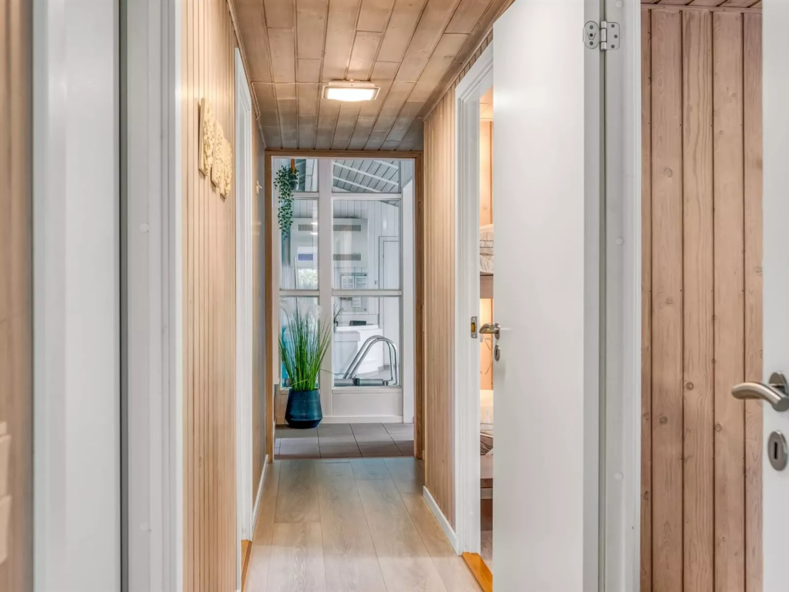 "Yngve" - 1.2km from the sea-Inside