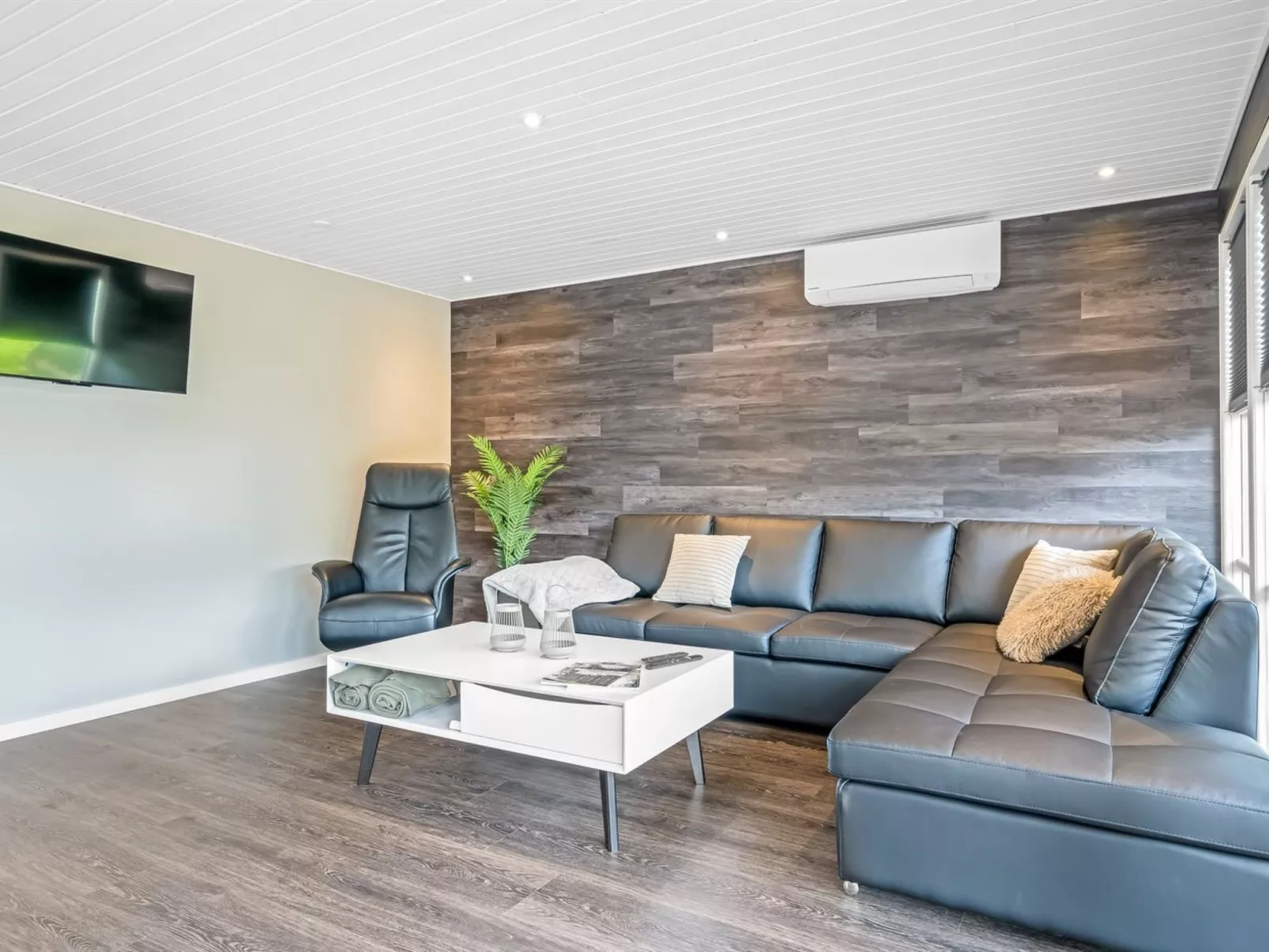 "Skip" - 300m to the fjord-Dedans