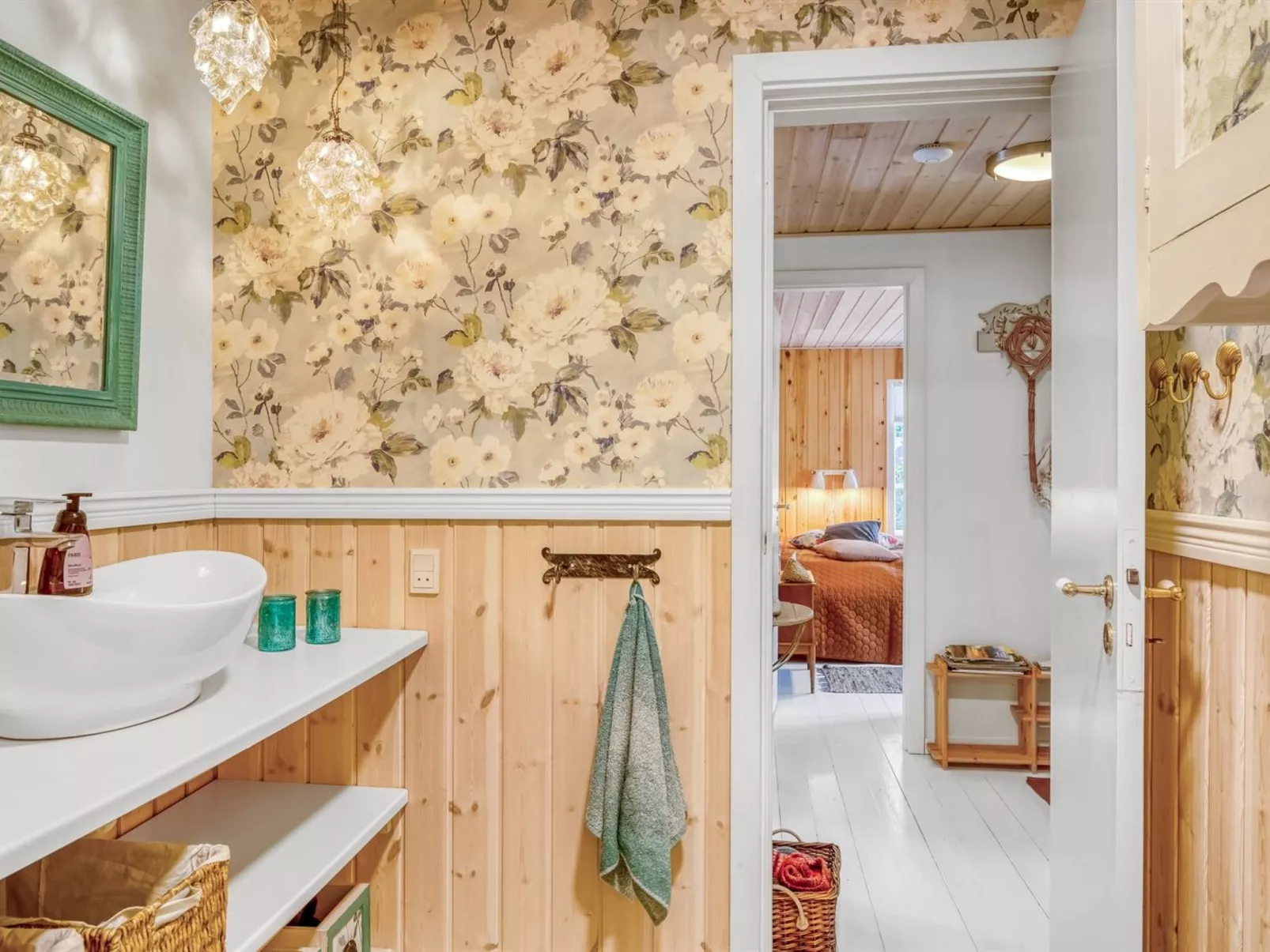 "Ellinore" -  from the sea-Drinnen