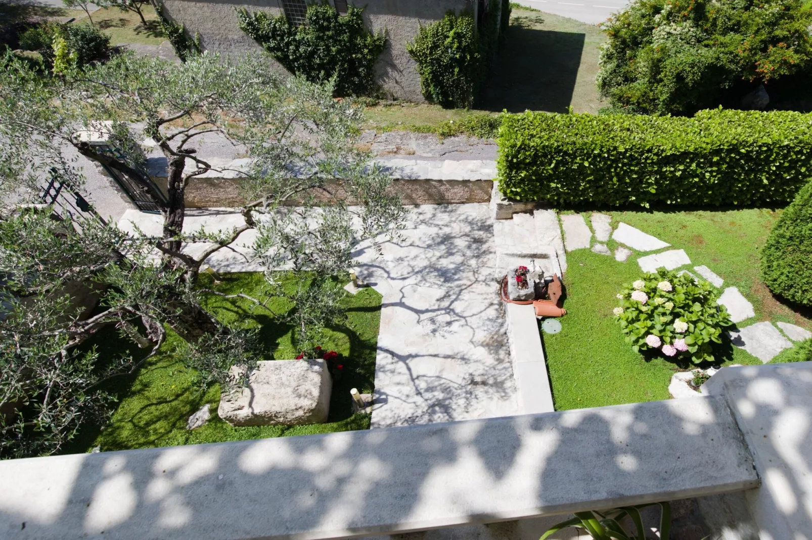 Villa Falcon Rook - Four-Bedroom Villa with Terrace and Swimming Pool-Jardins en été