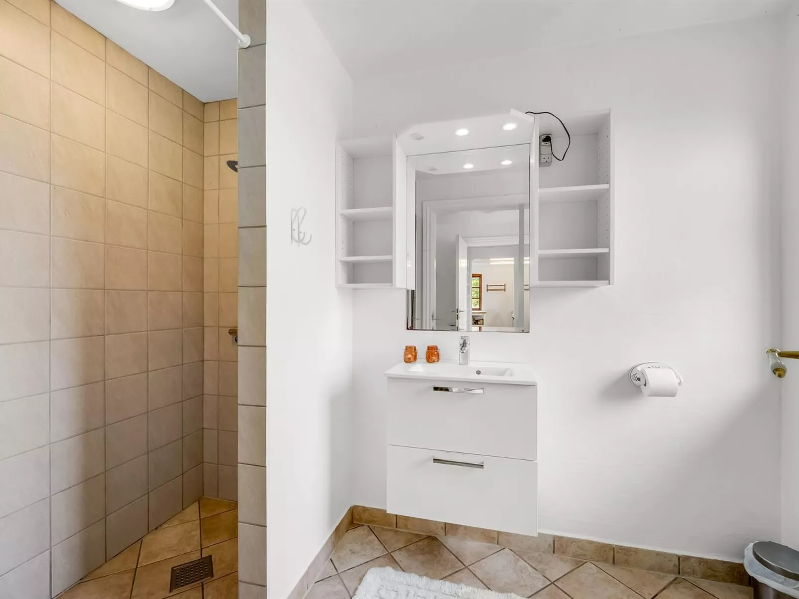 "Darleen" - 850m to the fjord-Drinnen