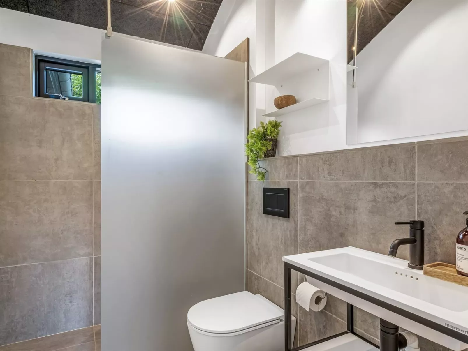 "Jahn" - 250m to the fjord-Drinnen