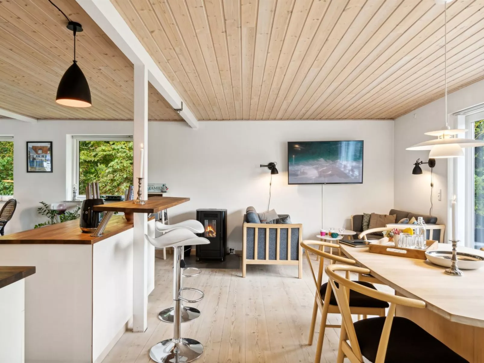 "Mark" - 1.2km from the sea-Inside