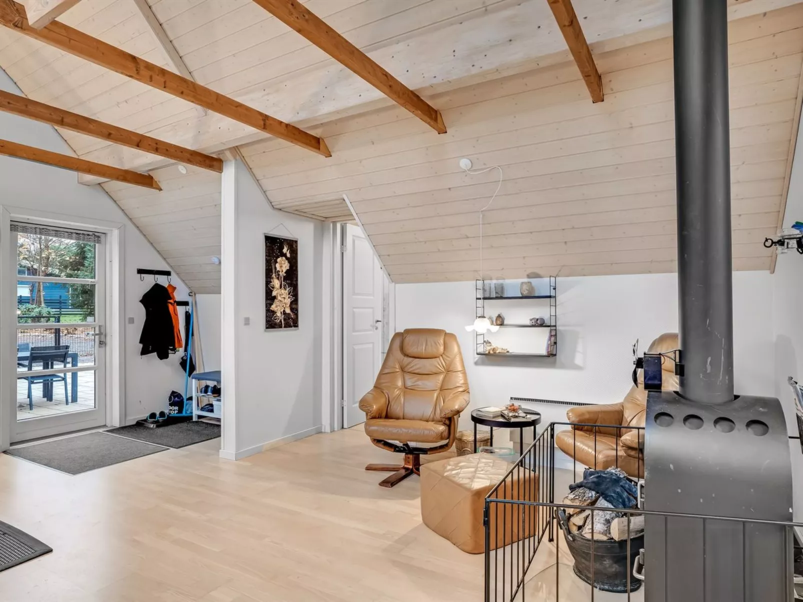 "Adisl" - 600m to the fjord-Drinnen