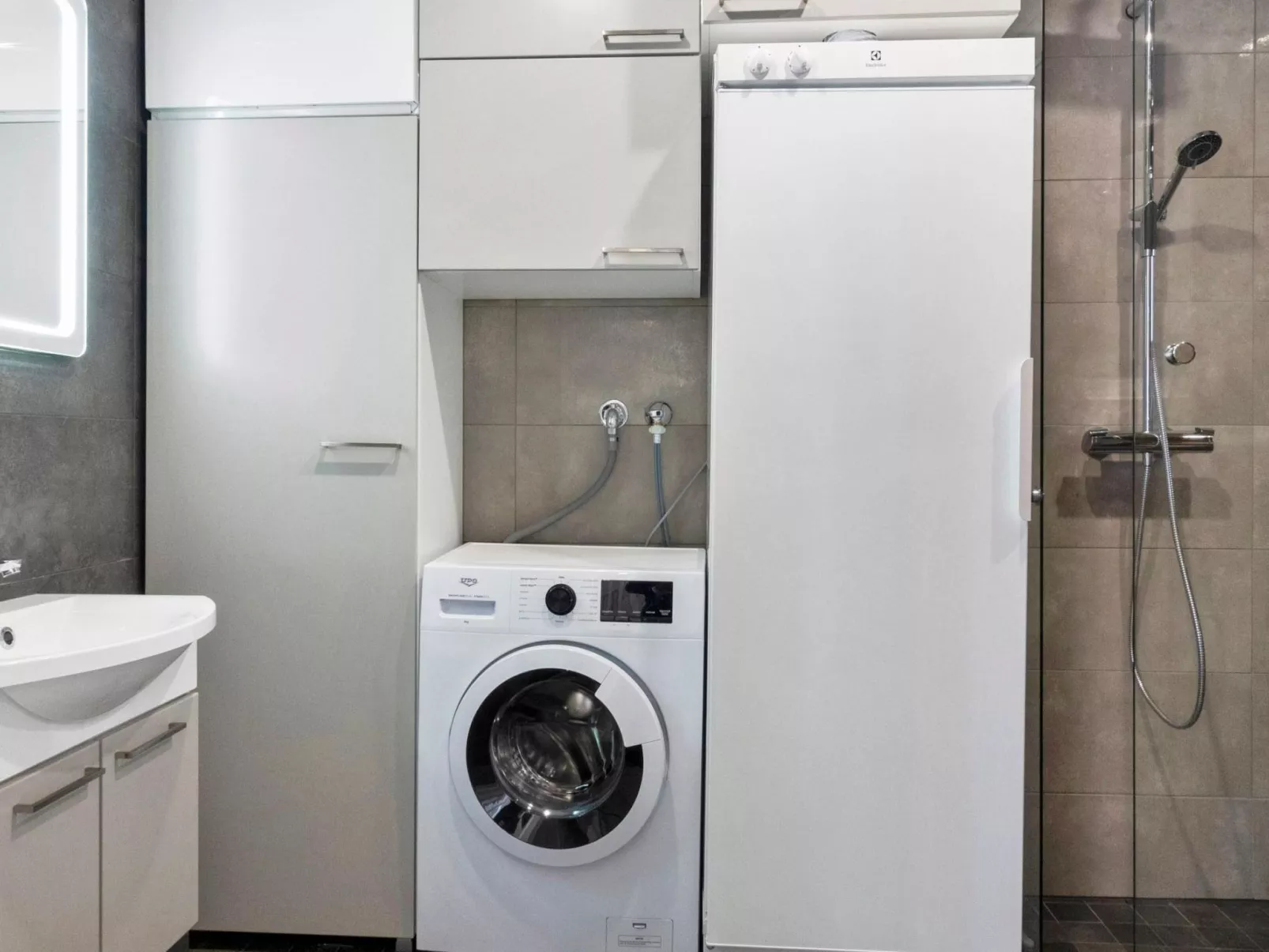 Levin ahmahovi 2b-Dedans