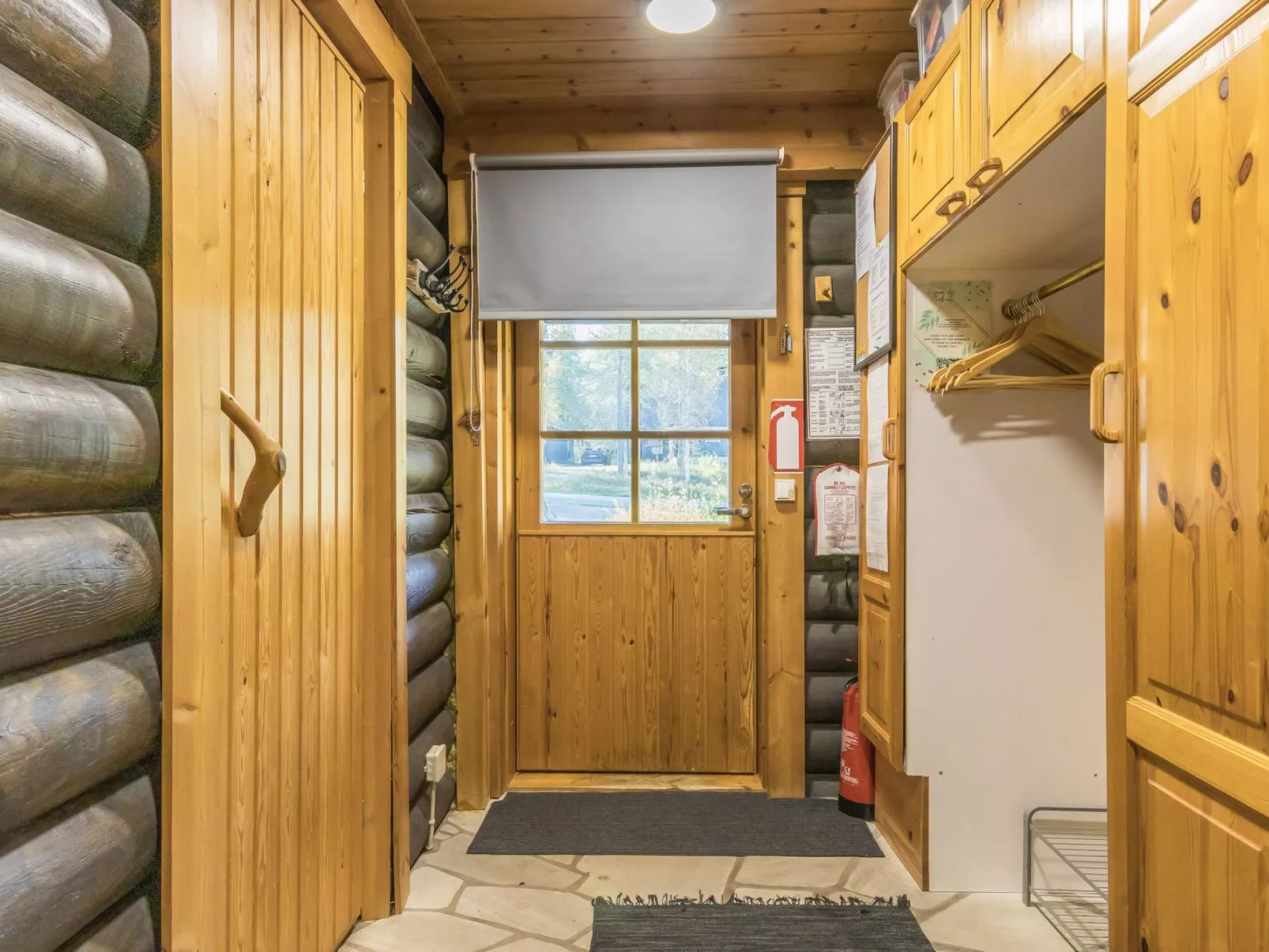 Mötönpesä 2-Drinnen