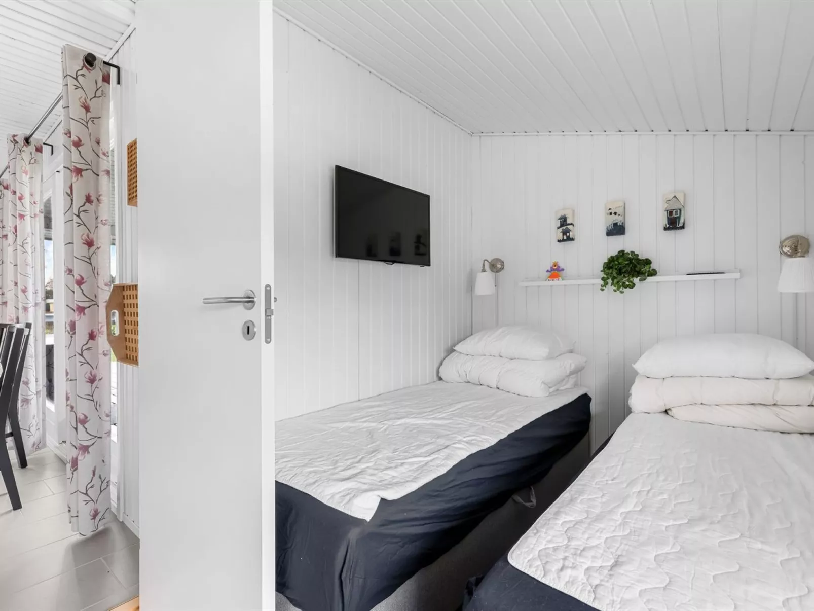 "Bjart" - 150m from the sea-Drinnen