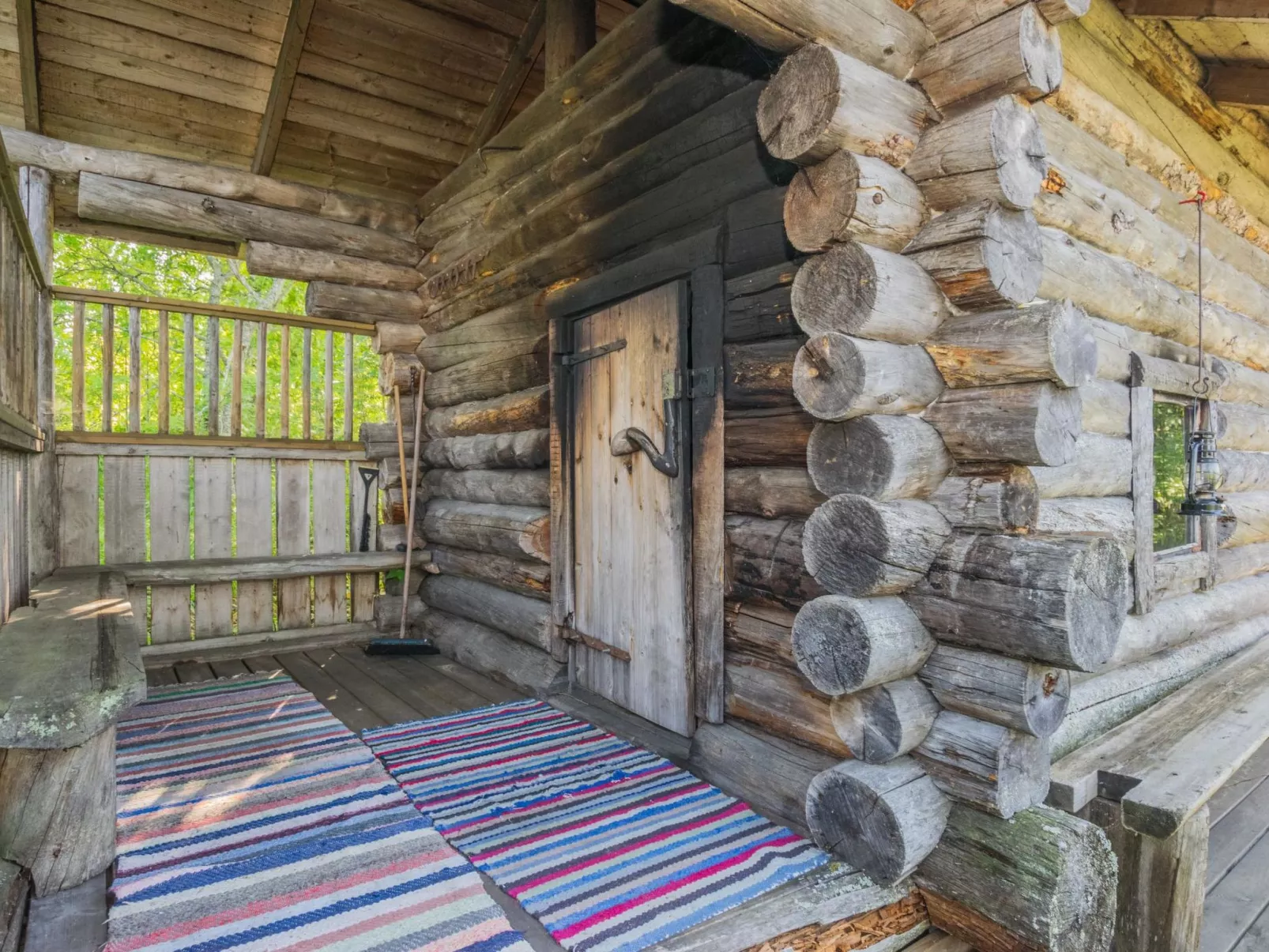 Karjalan kelohuvila-Drinnen