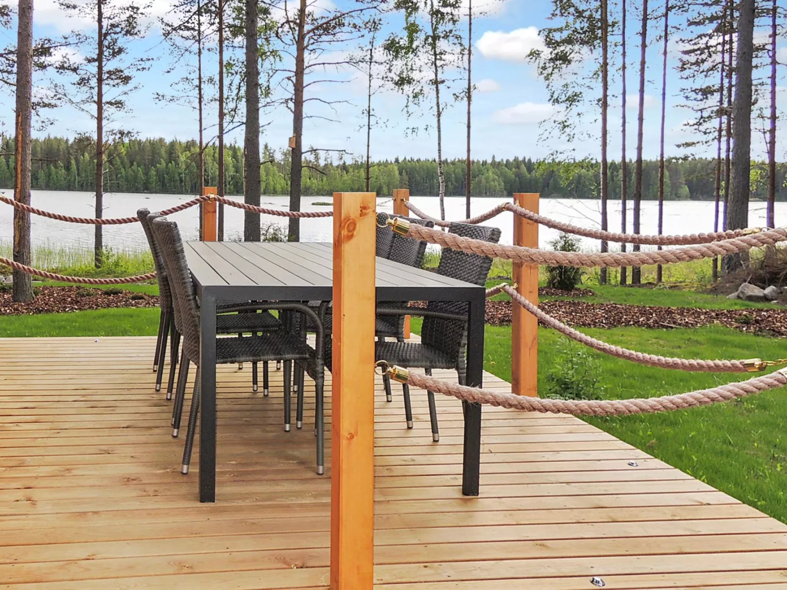 Nesterin helmi-Dedans