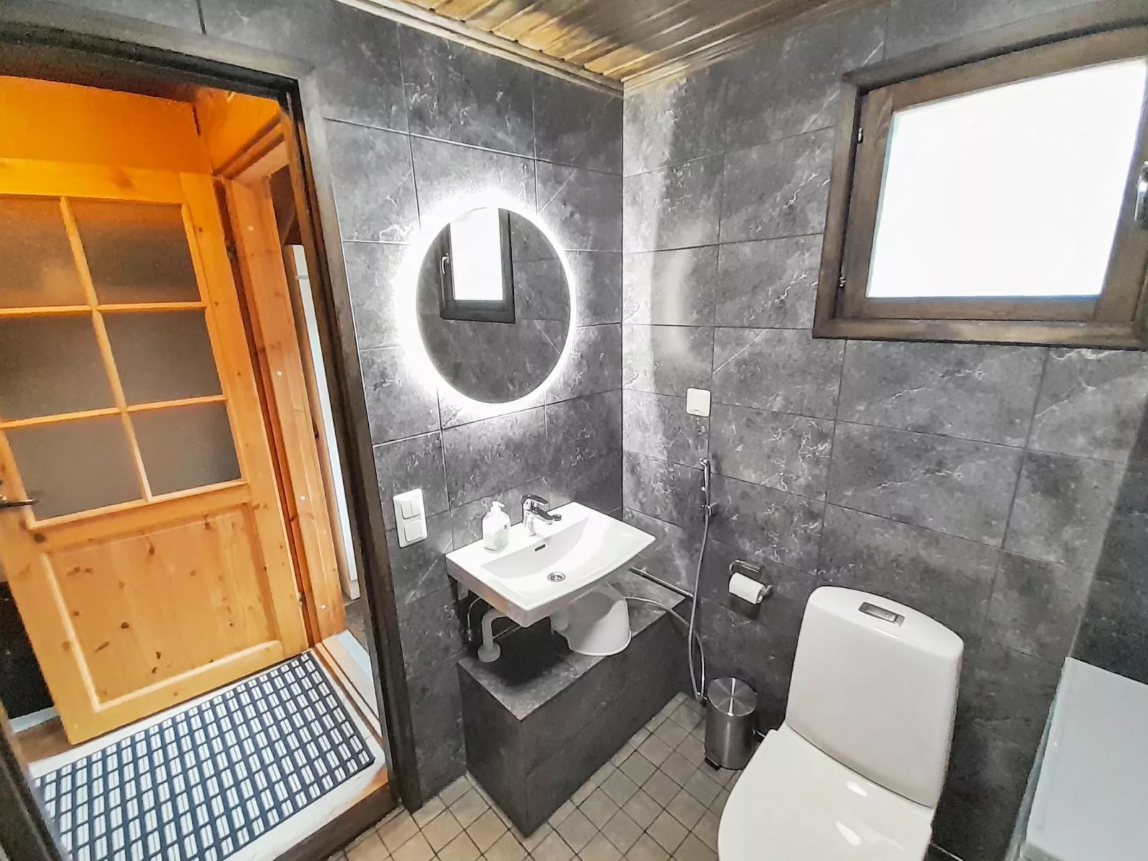 Rukan komia chalet-Drinnen