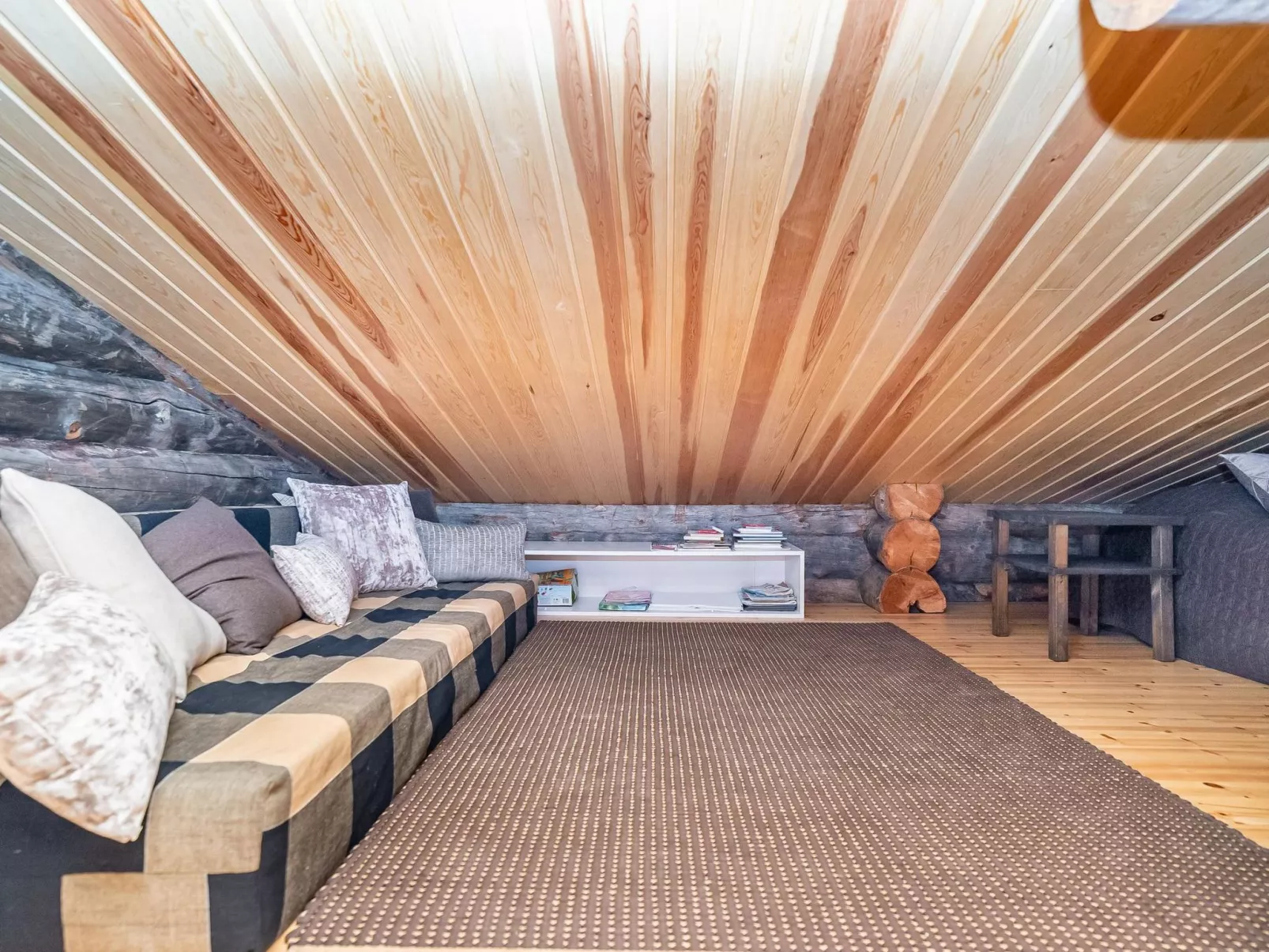 Ruka-rokova 2-Dedans