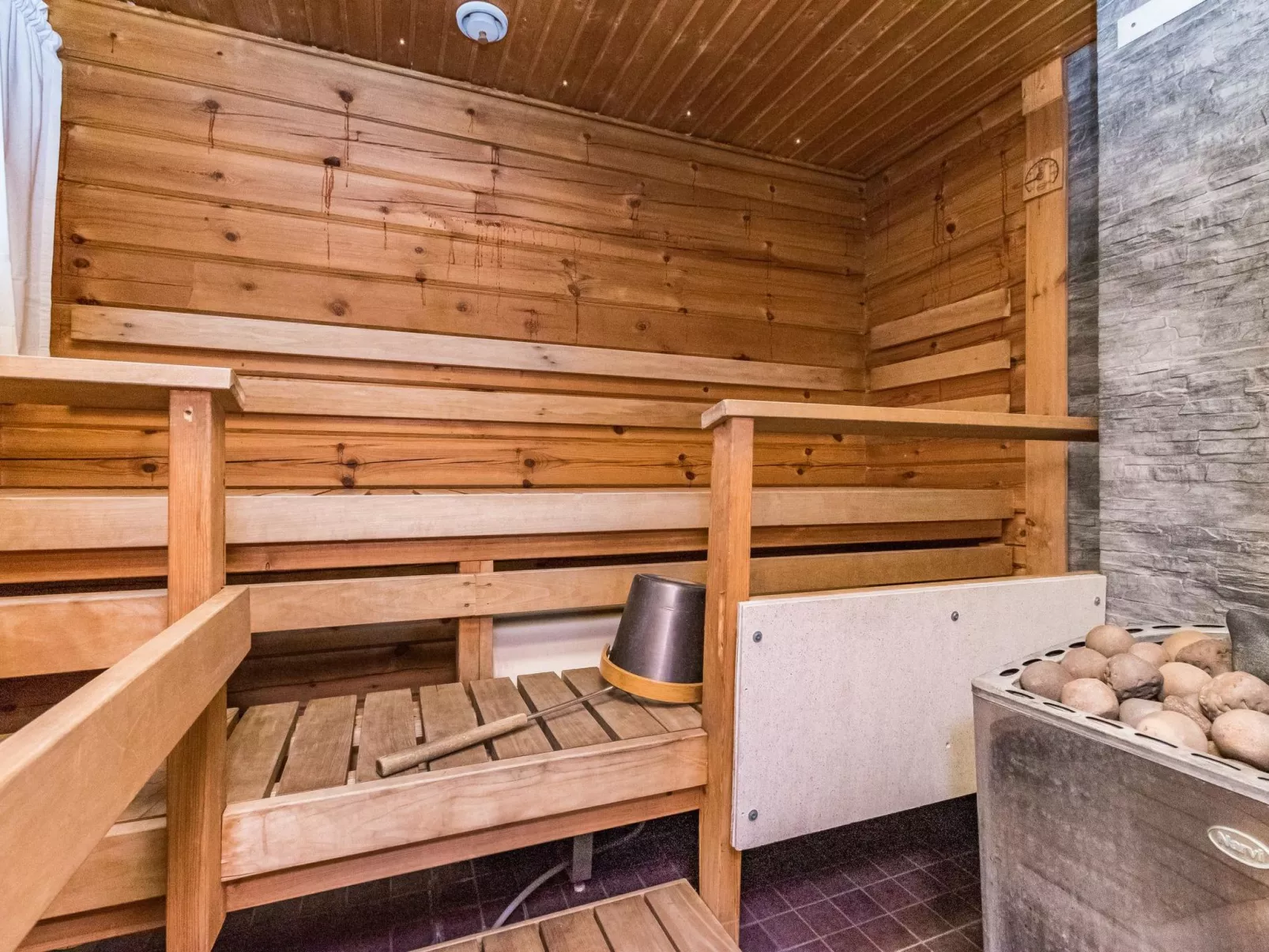 Wanha karminranta-Inside