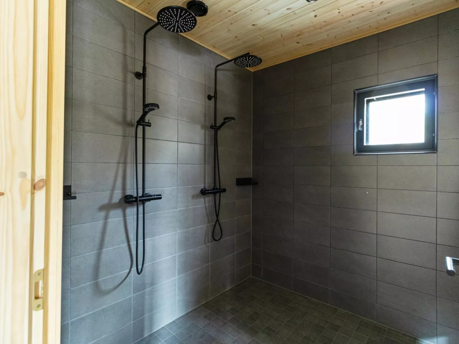 Sallan kuukkeli-Dedans