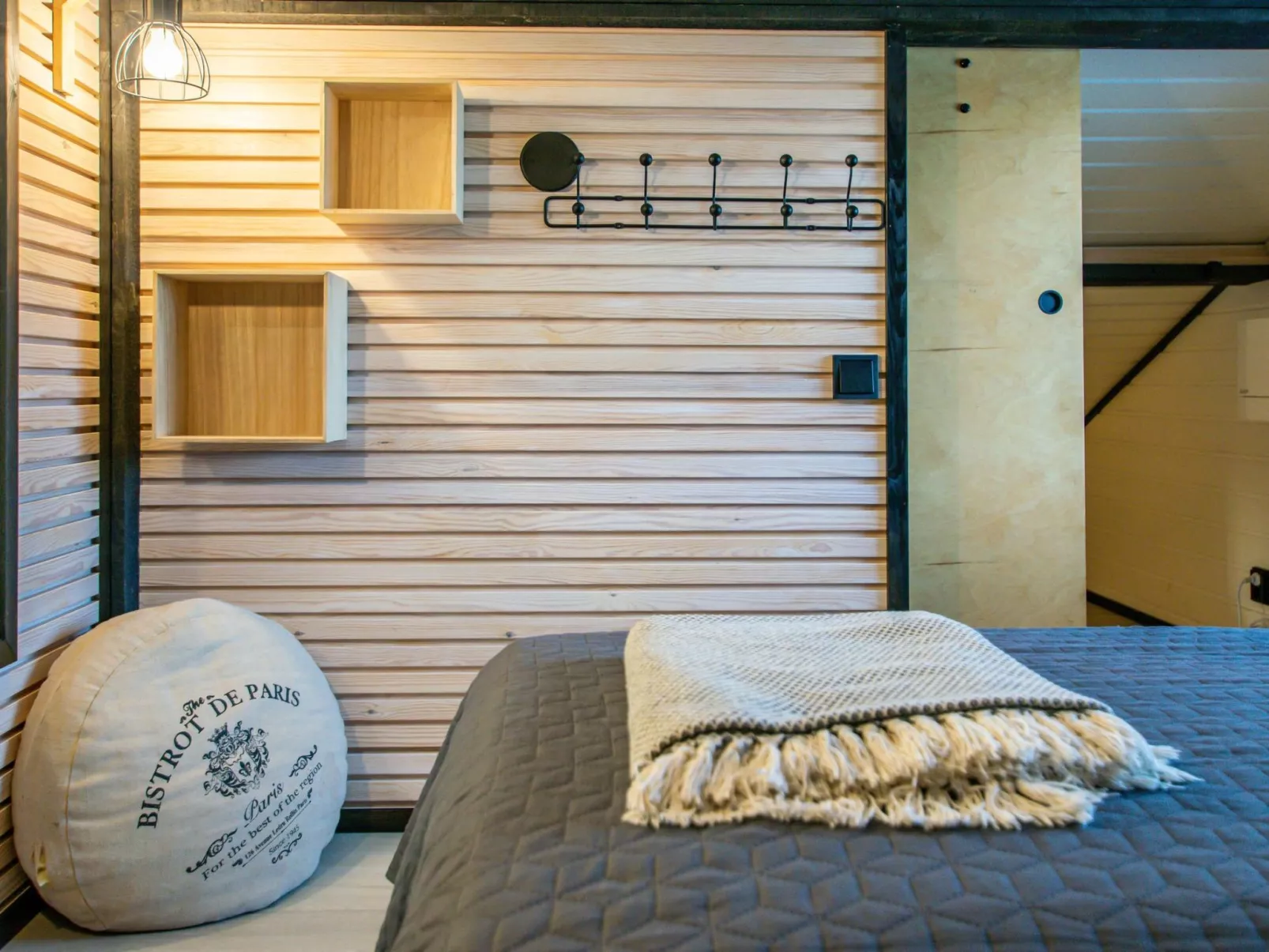 Aurinkopaikka-Dedans