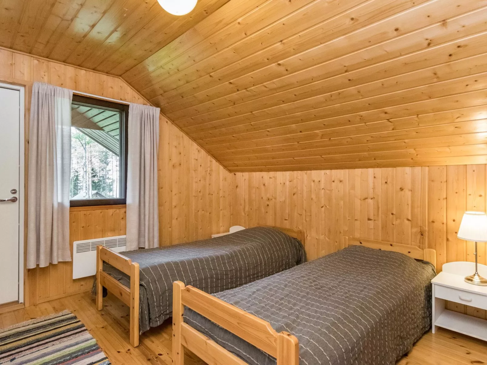 Aurinkopaikka-Dedans