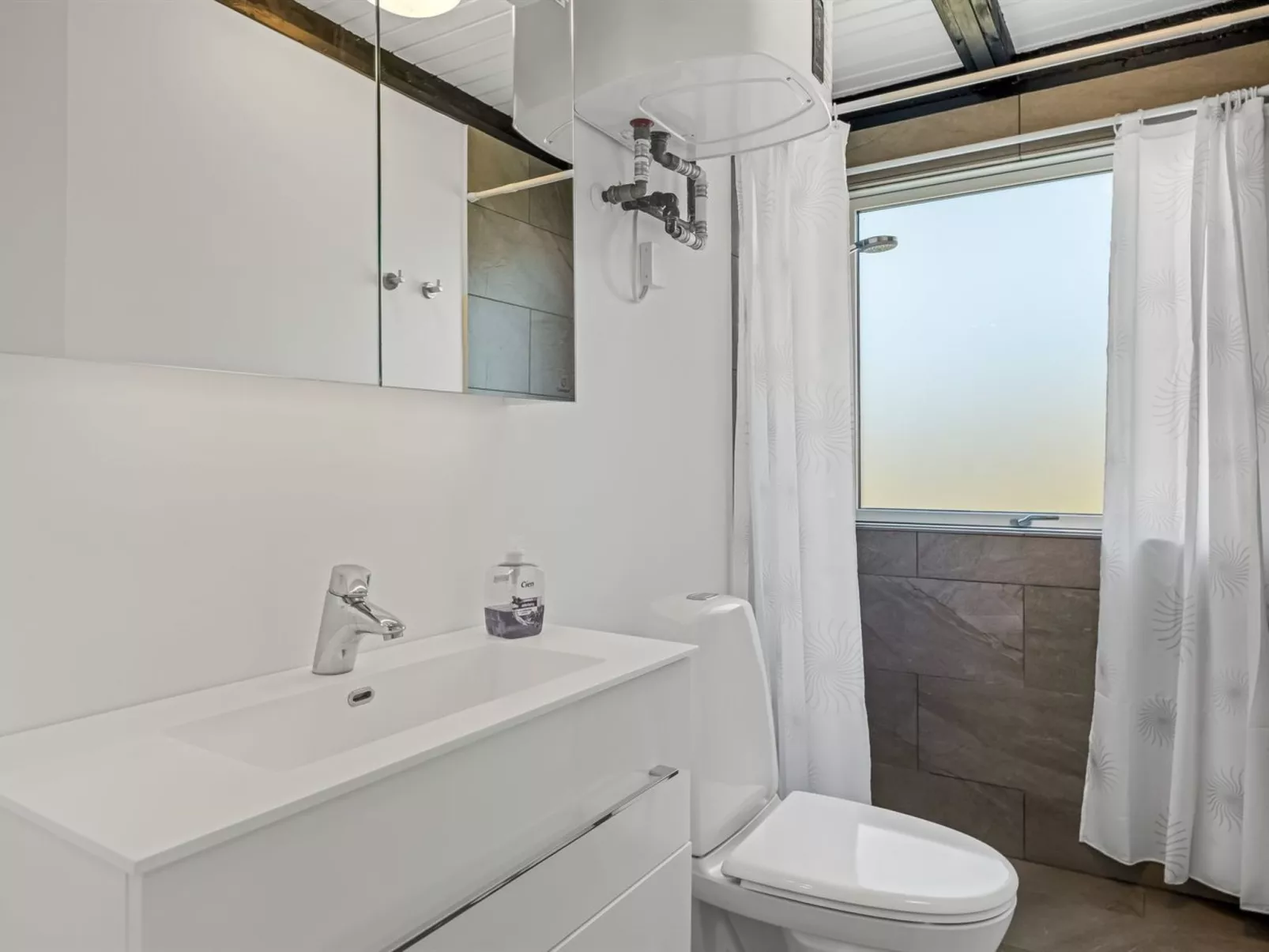 "Ørn" - 5m from the sea-Inside