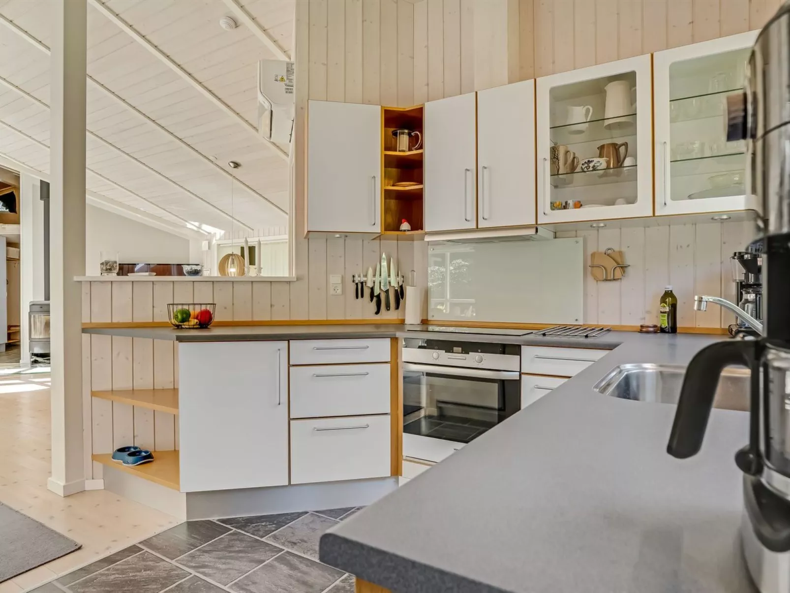 "Atti" - 500m to the fjord-Drinnen