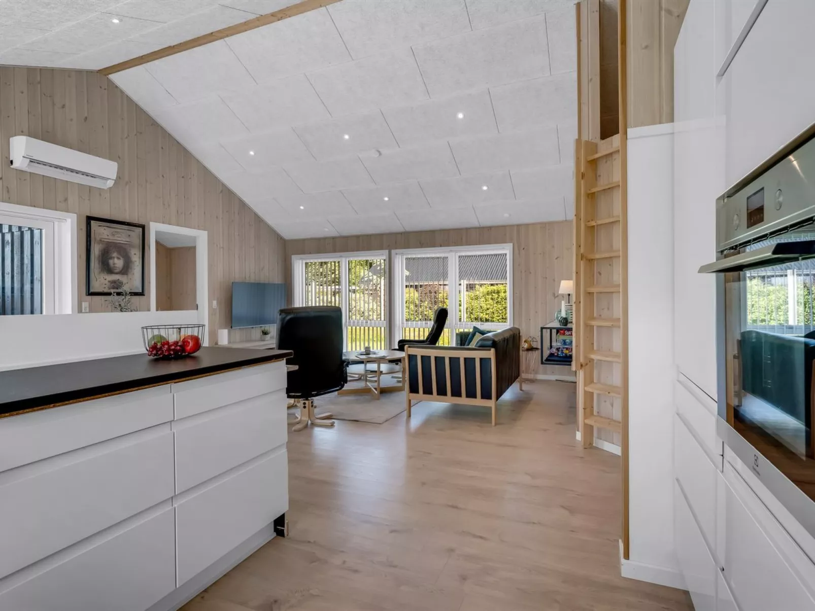 "Ebertine" - 740m to the fjord-Inside