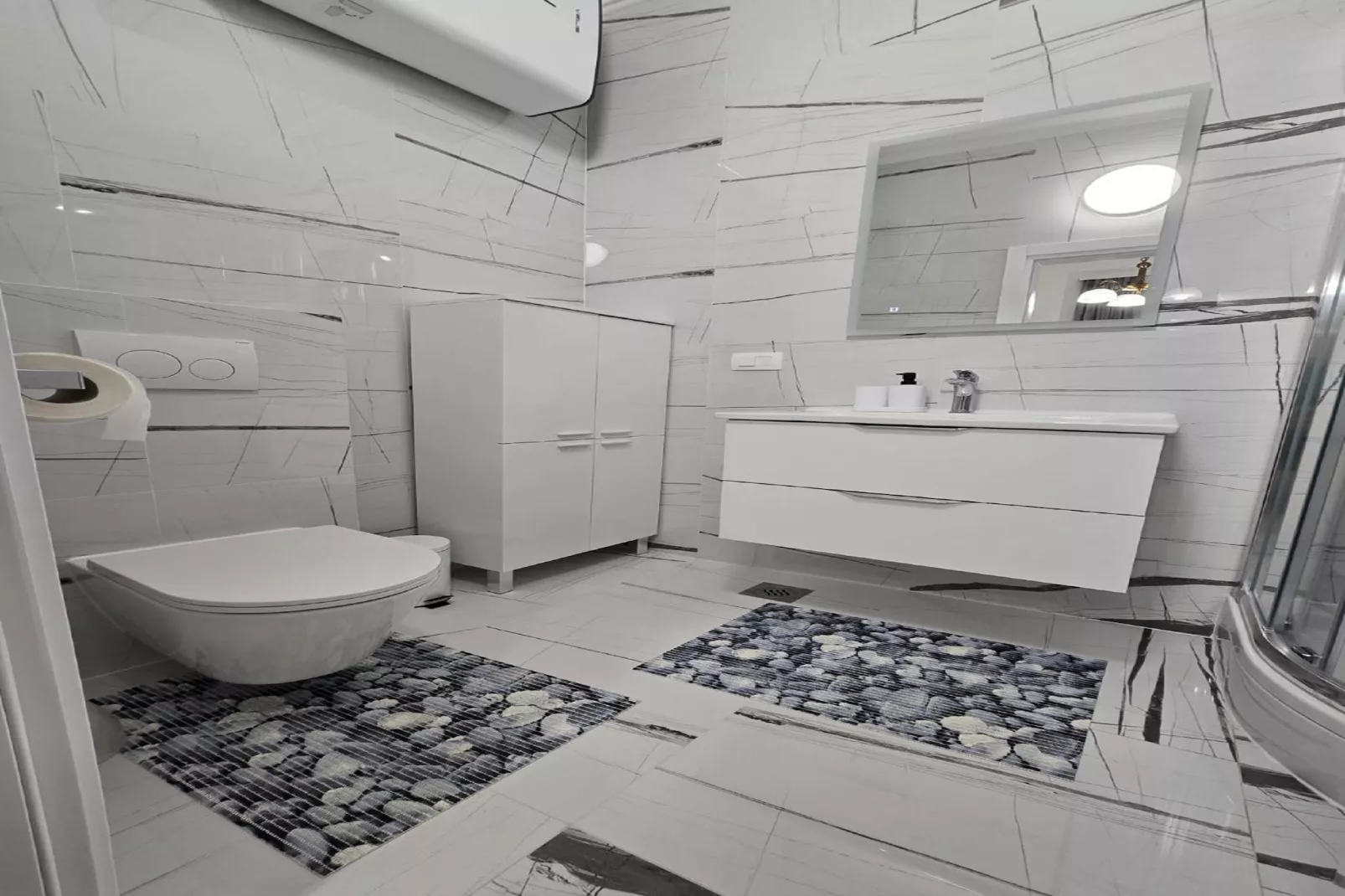 Anima Mea Old Town Apartments- Premium Apartment with Balcony-Bathroom