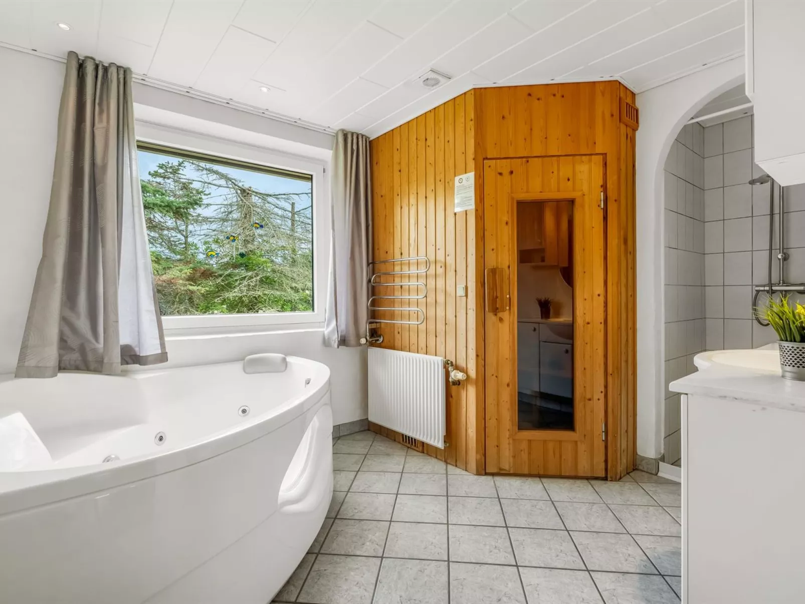 "Ebon" -  from the sea-Drinnen