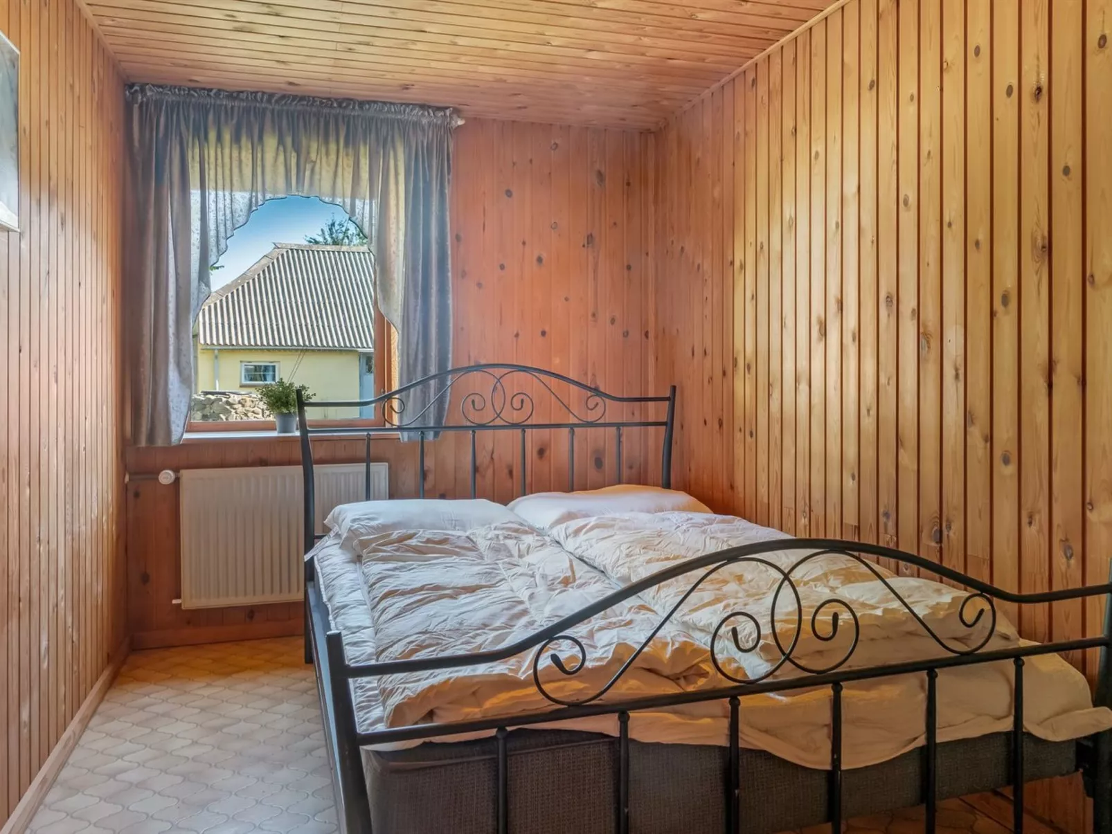 "Eiko" - 400m to the fjord-Inside