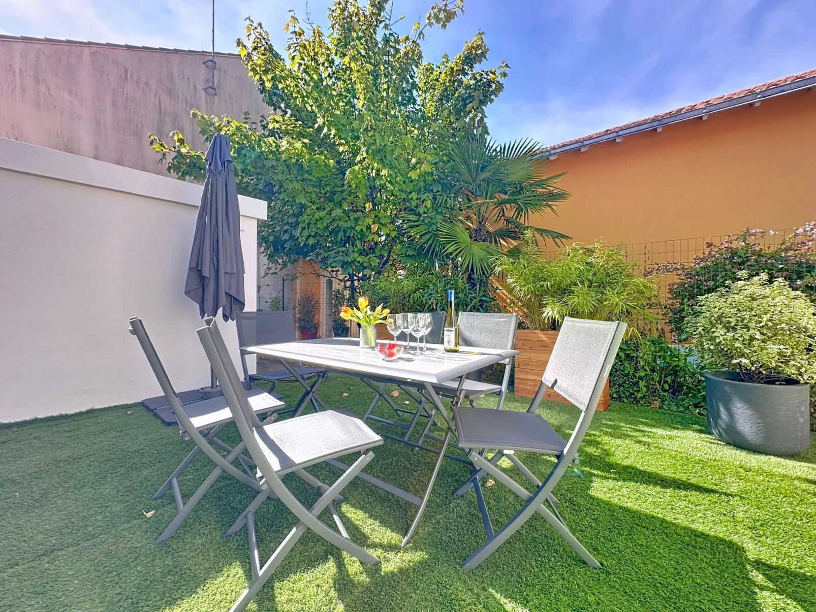 Les Musardises-Outside